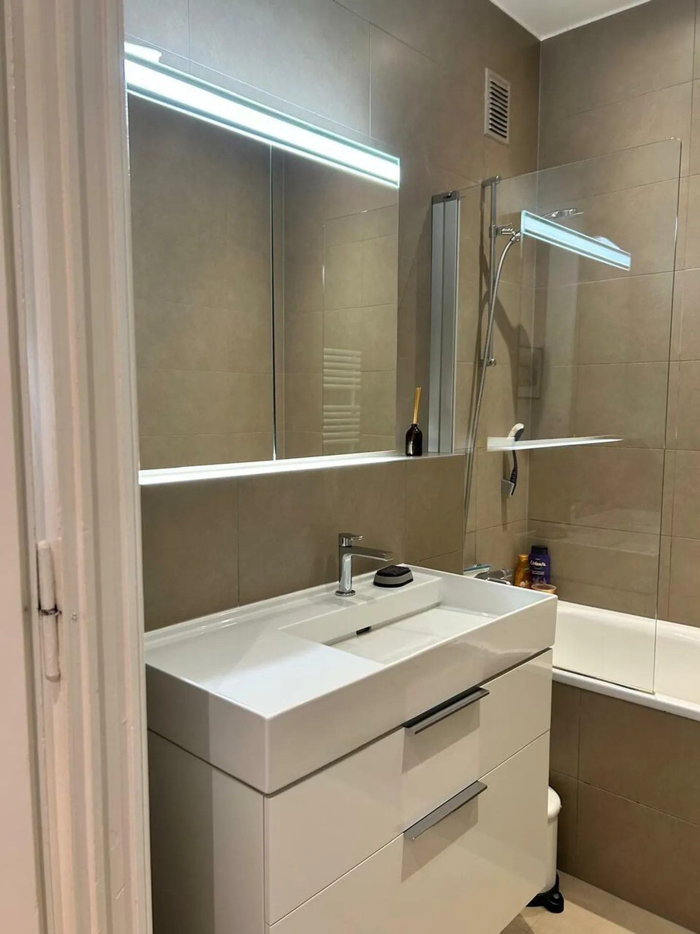 Bellissimo appartamento arredato di 3 stanze in stile antico a Saint-Jean - Foto 5 di 8