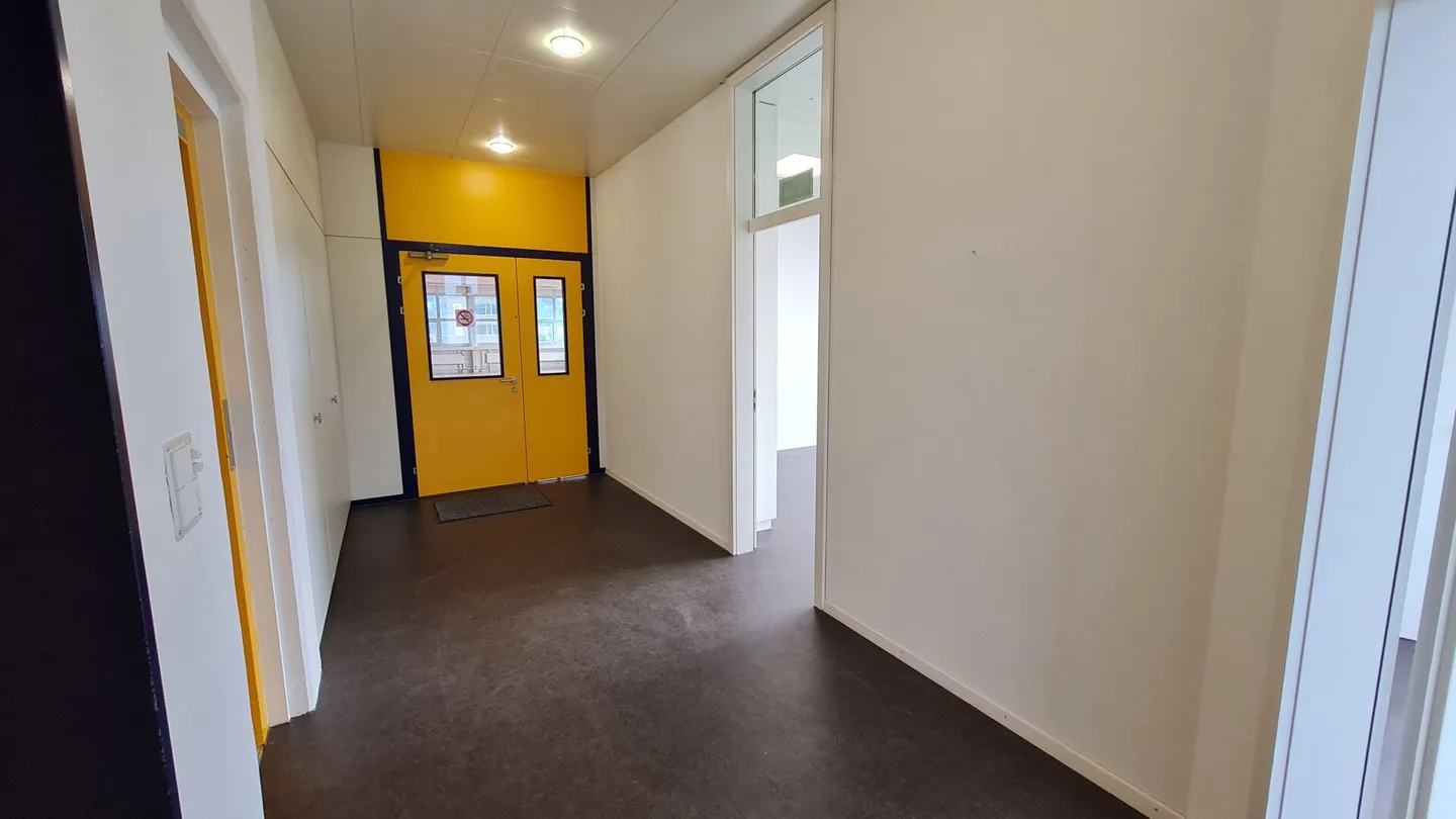 Generous commercial and office spaces directly on the highway - Photo 5 of 9