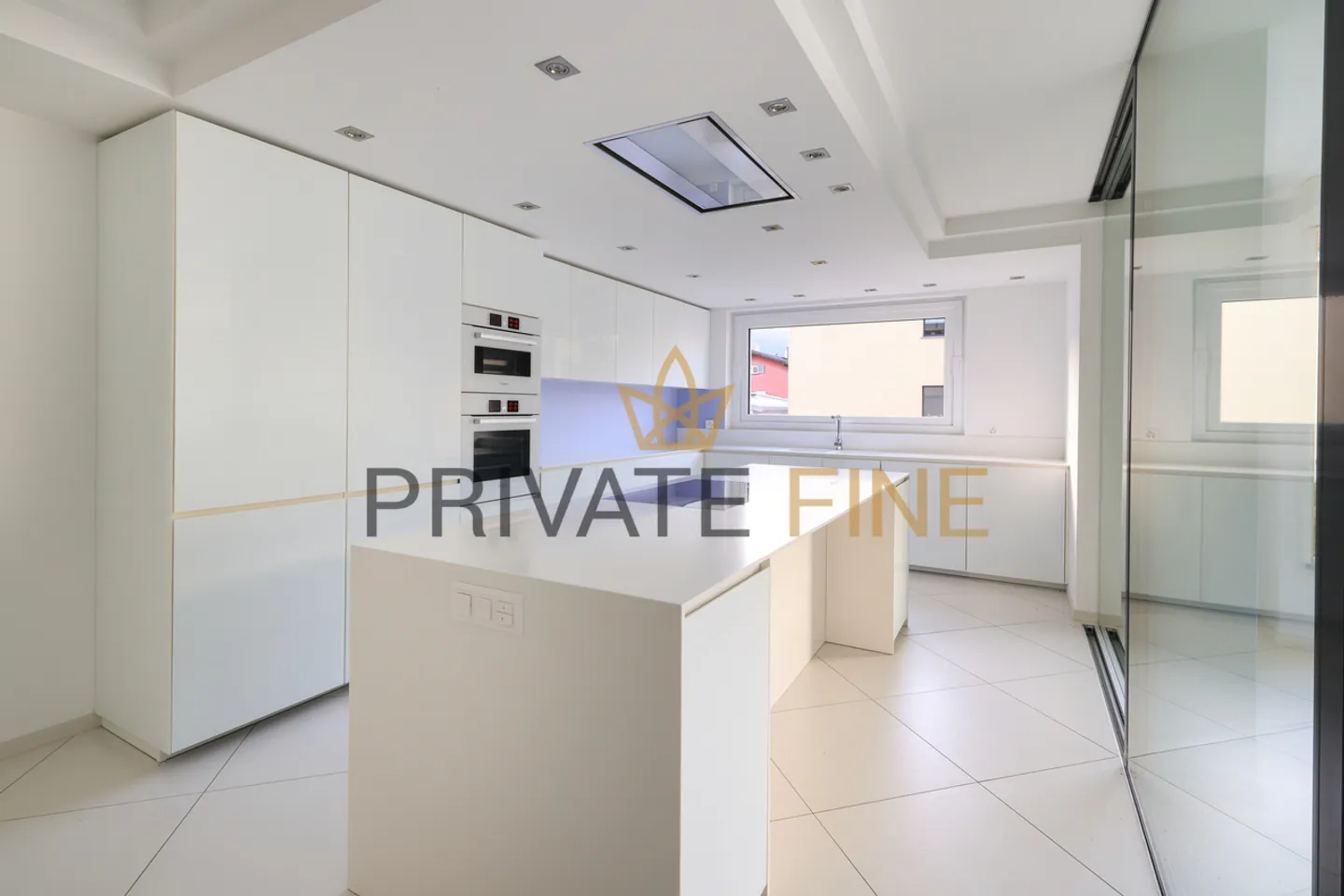 Elegant 5.5-Room Apartment - Photo 3 of 9