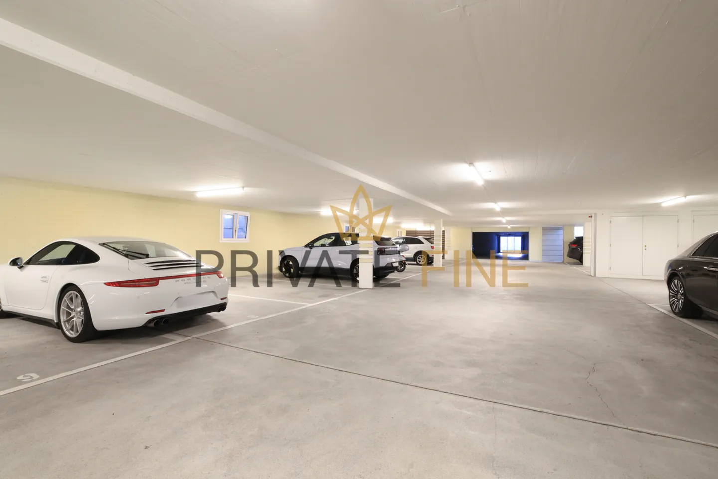 Elegant 5.5-Room Apartment - Photo 9 of 9