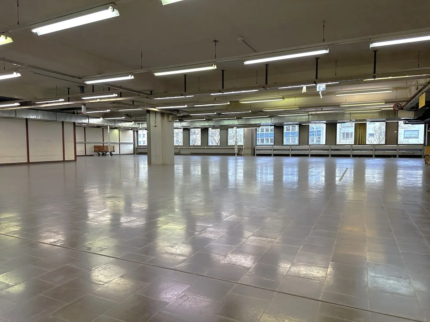 Ampie aree di stoccaggio direttamente alla stazione di Basilea SBB - Foto 1 di 3