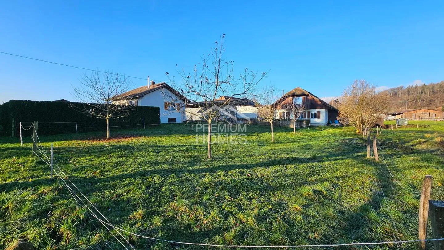 Où l'Espace Devient Vision - Terrain de Construction Exclusif à Gampelen - Photo 1 sur 4