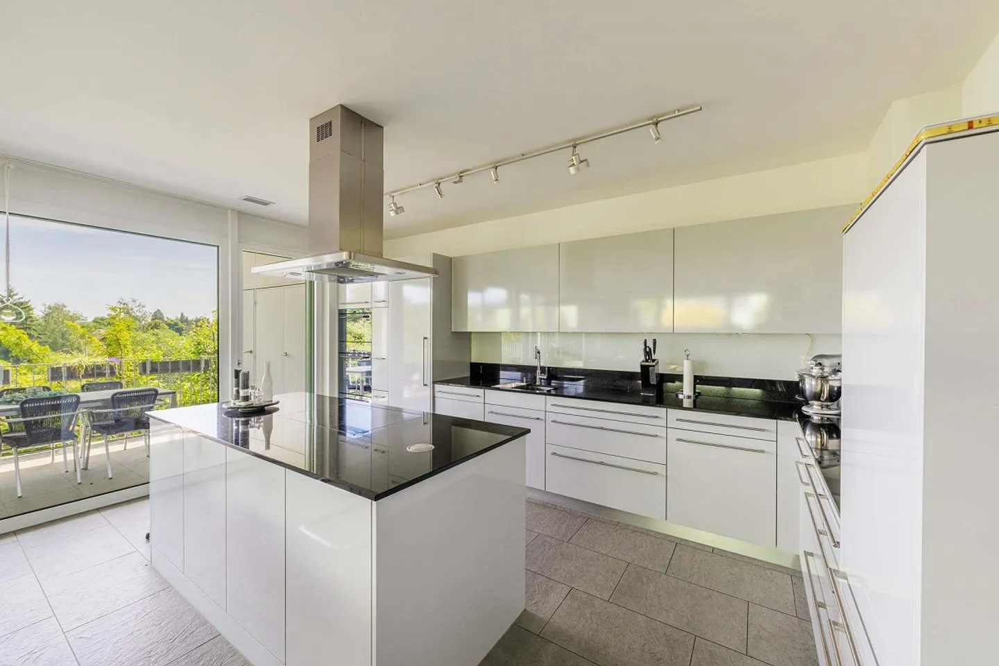 Spacious 4.5-room apartment with balcony and garden in the Breite district - Photo 4 of 12