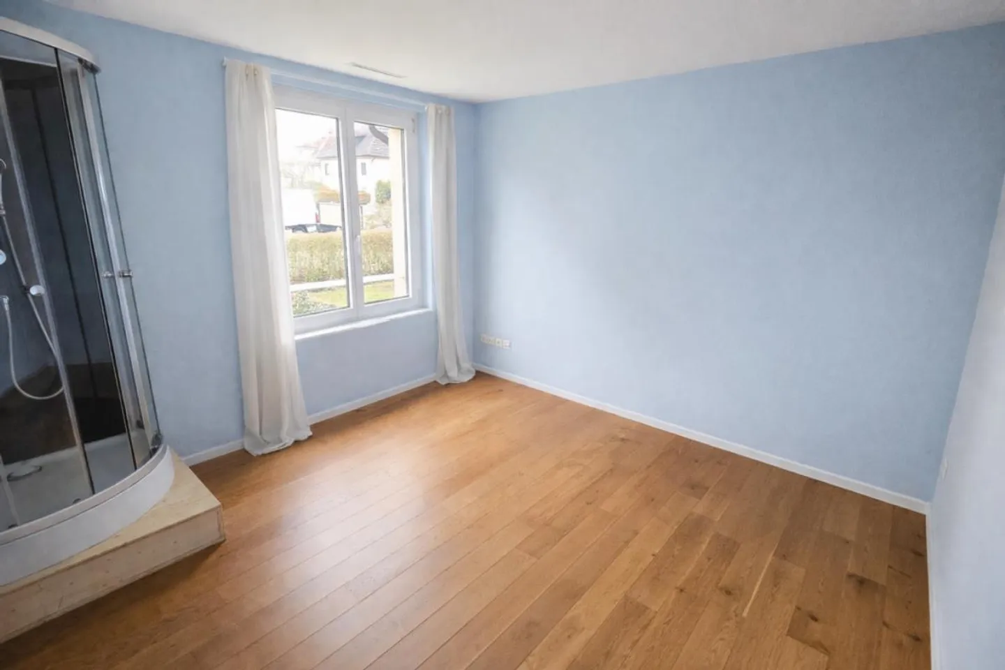 Espace commercial moderne dans un endroit attrayant - Photo 3 sur 4