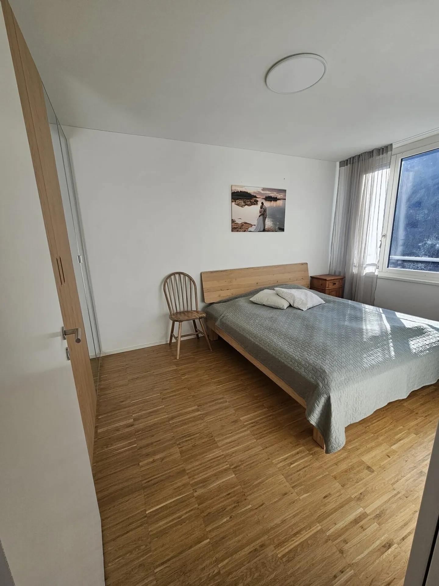 Modern Apartment with Balcony - Photo 3 of 10