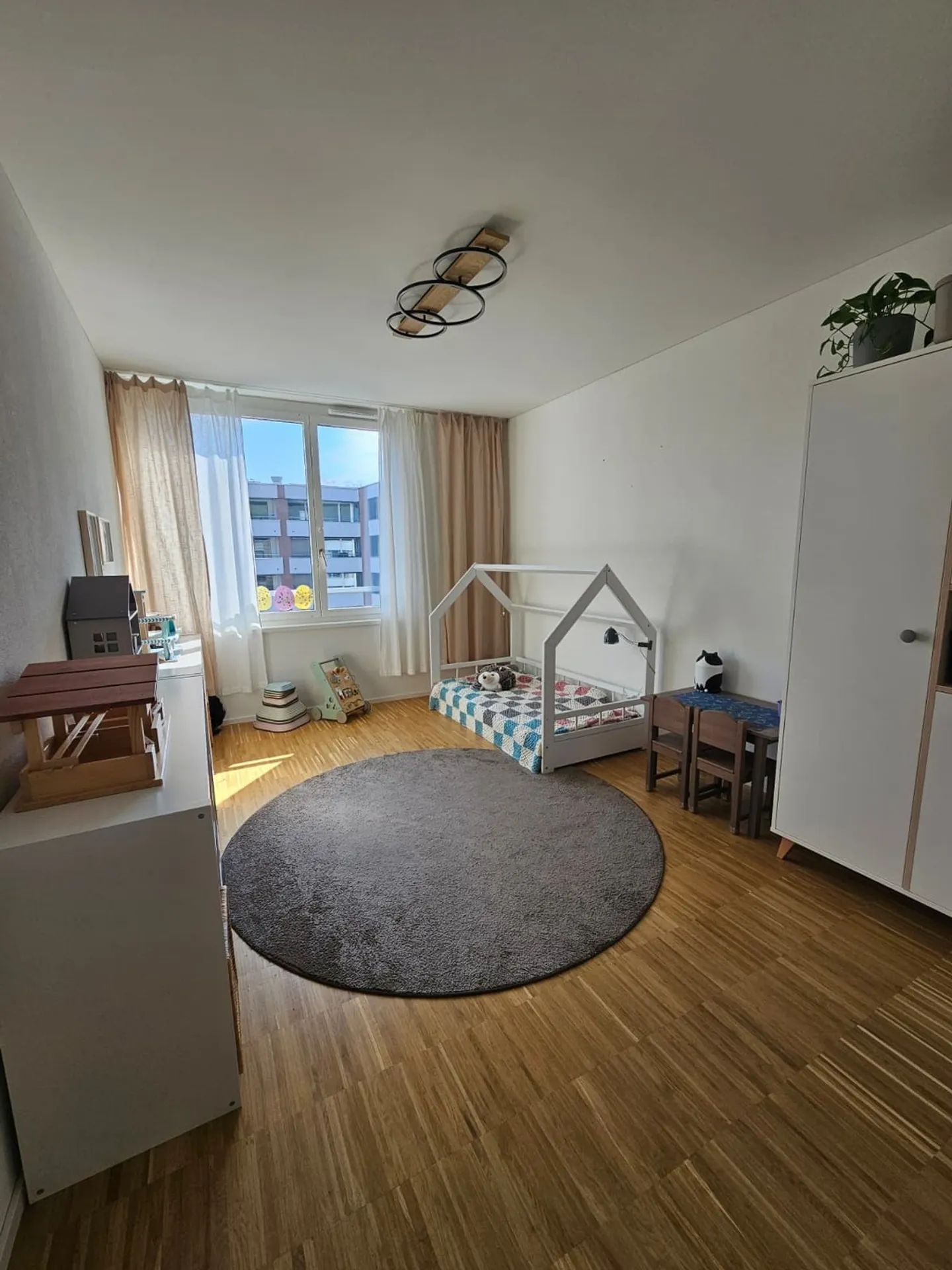 Modern Apartment with Balcony - Photo 4 of 10