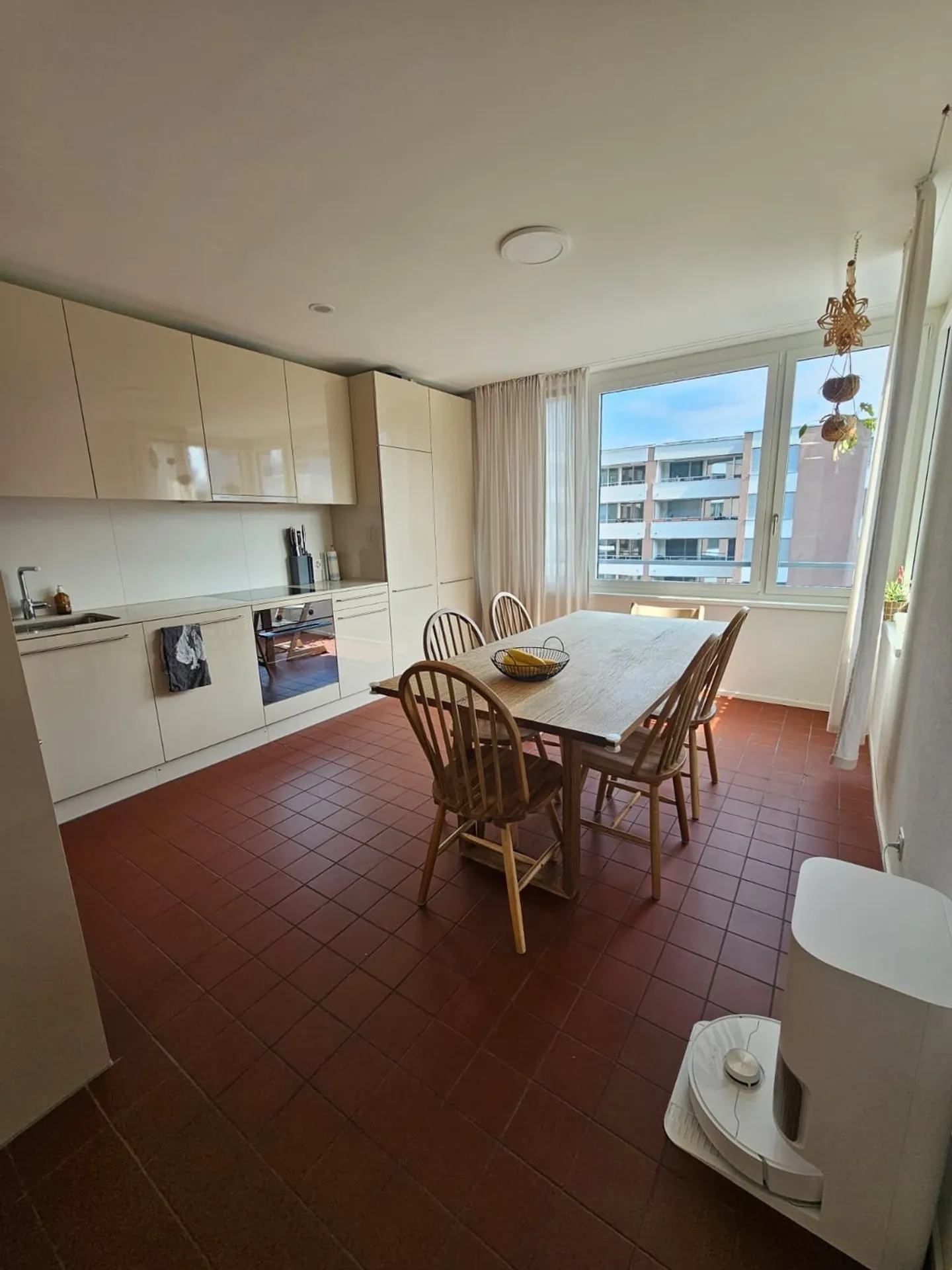 Modern Apartment with Balcony - Photo 2 of 10