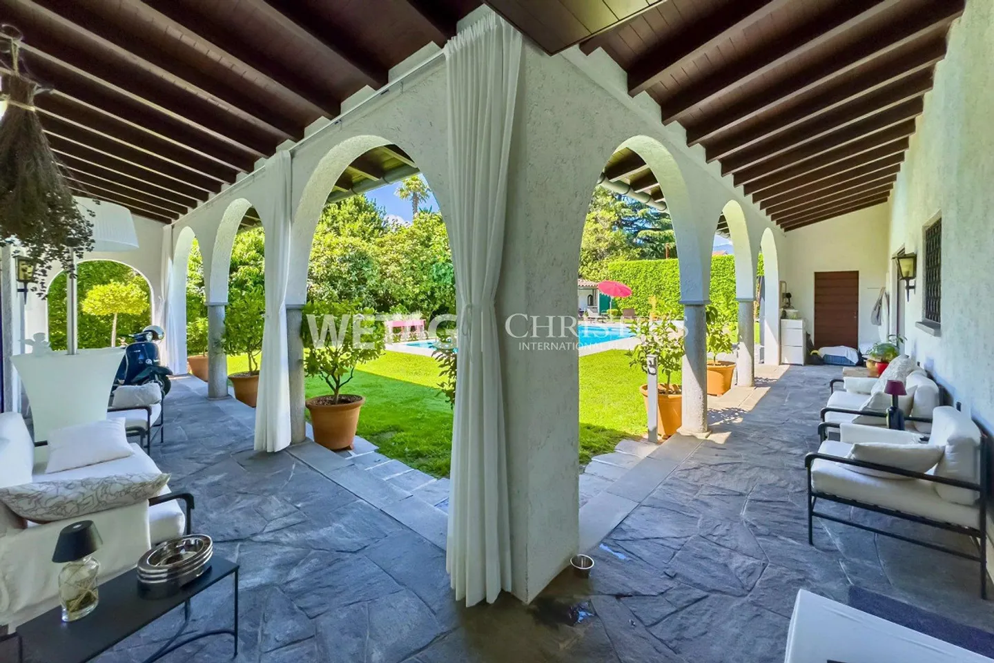 Elegant villa with pool in Lugano-Magliaso for sale, located directly on Lake Lugano - Photo 11 of 13
