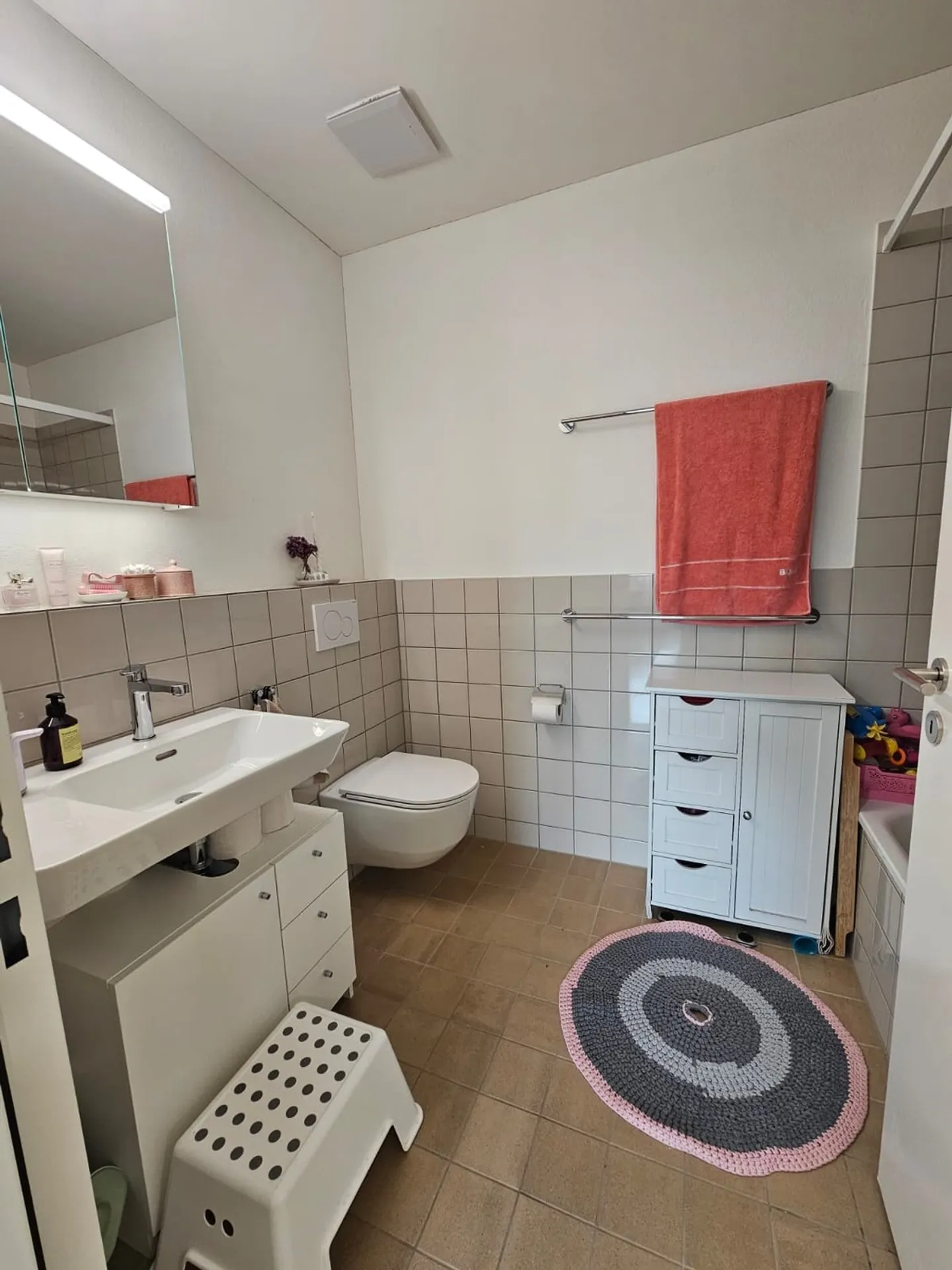 Modern Apartment with Balcony - Photo 6 of 10