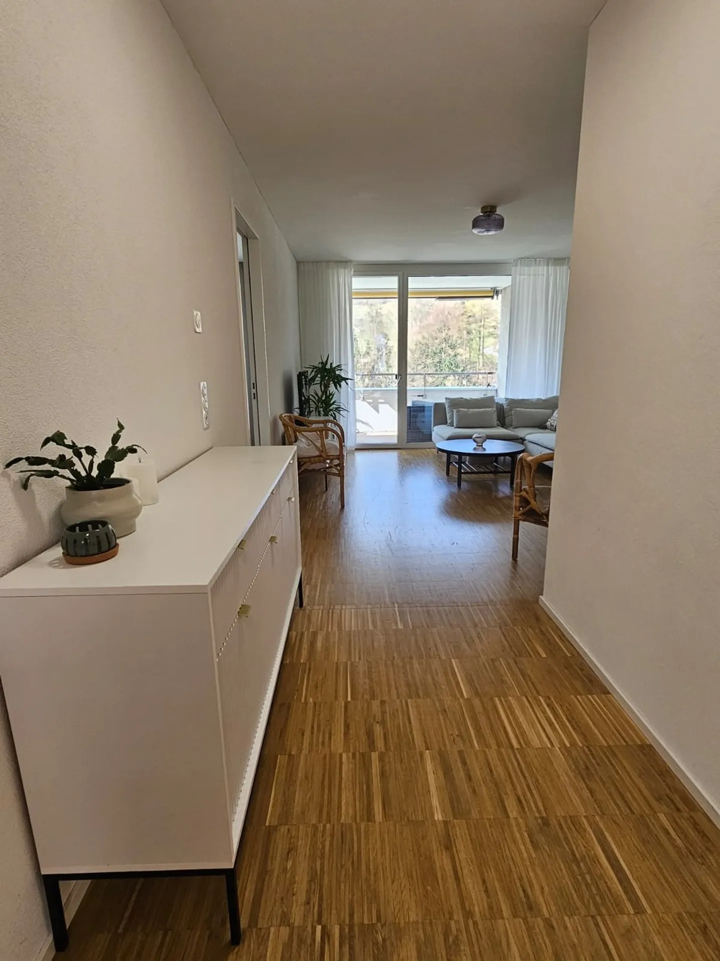 Modern Apartment with Balcony - Photo 8 of 10