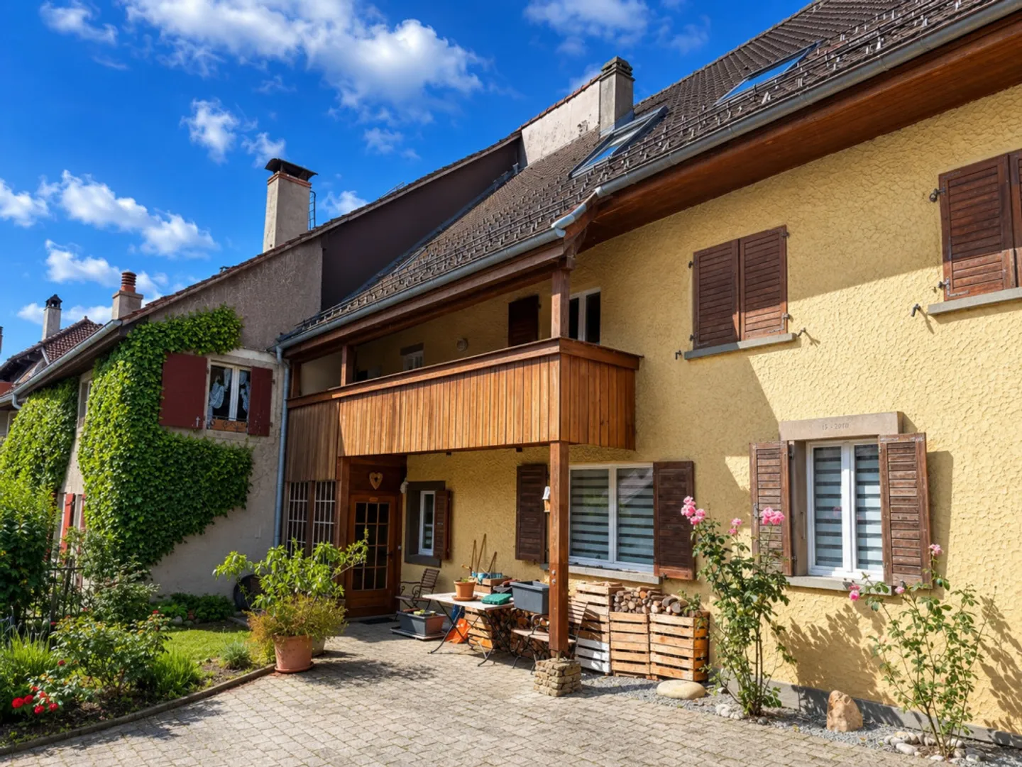FULLY RENOVATED INCOME PROPERTY - 3 UNITS - RENTAL INCOME CHF 61,800 - Photo 1 of 6