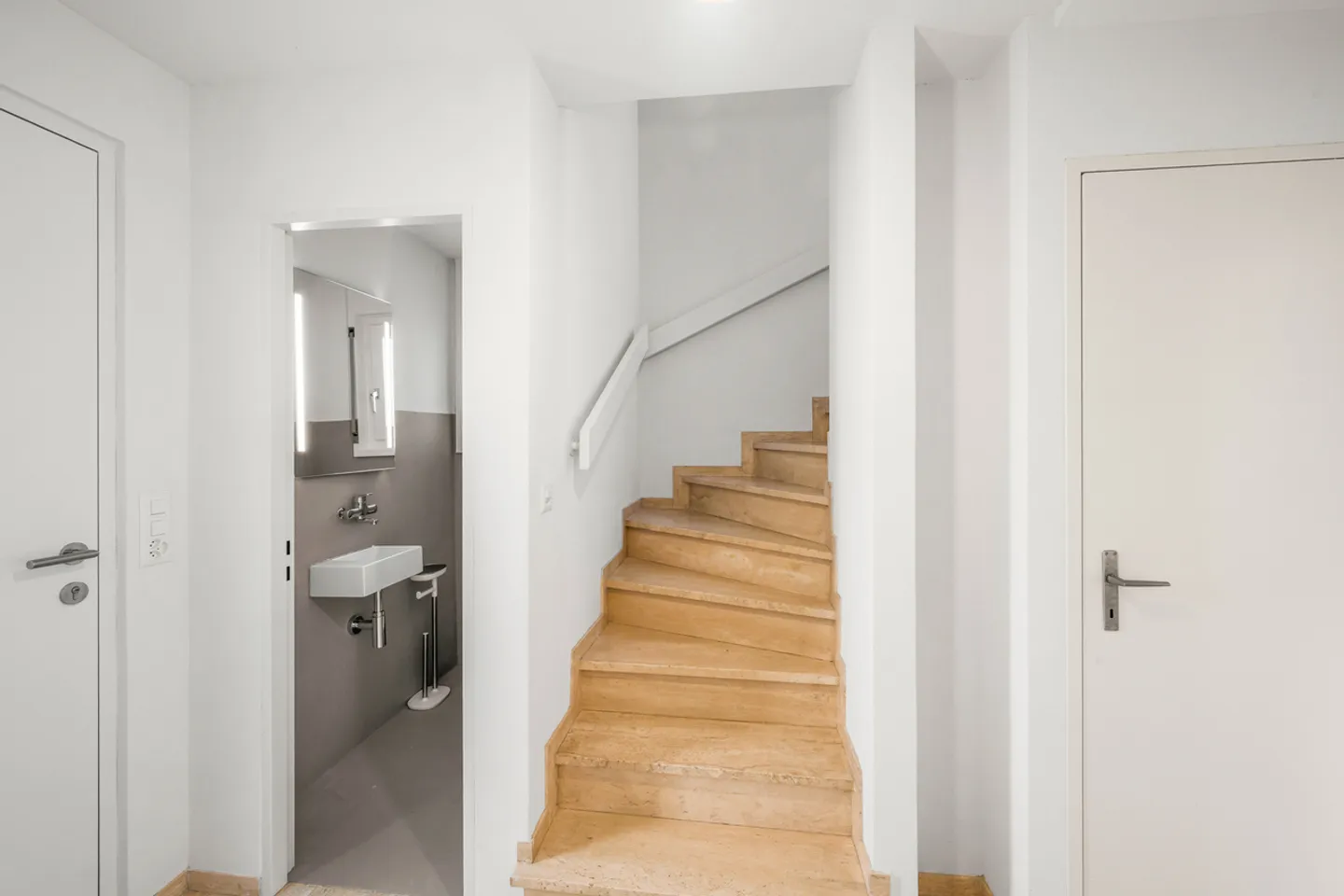 Stilvolles Doppelhaus mit Garten - Foto 3 von 15