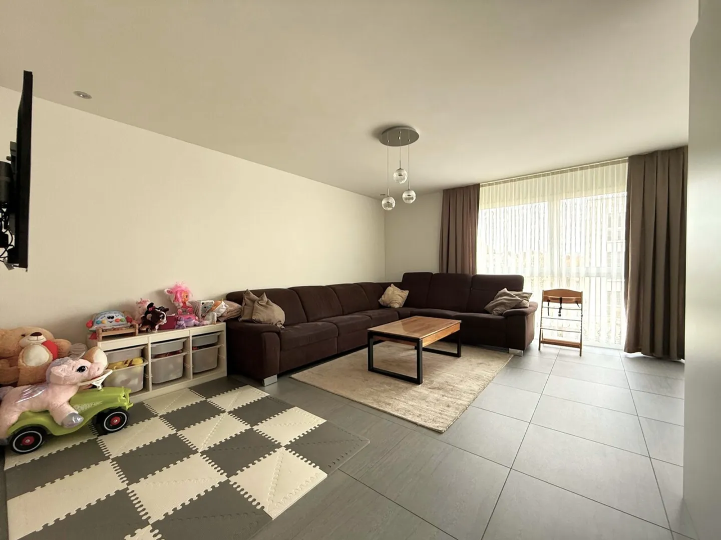 Ampio appartamento di 4,5 stanze moderno, soleggiato, adatto alle famiglie - Foto 2 di 14