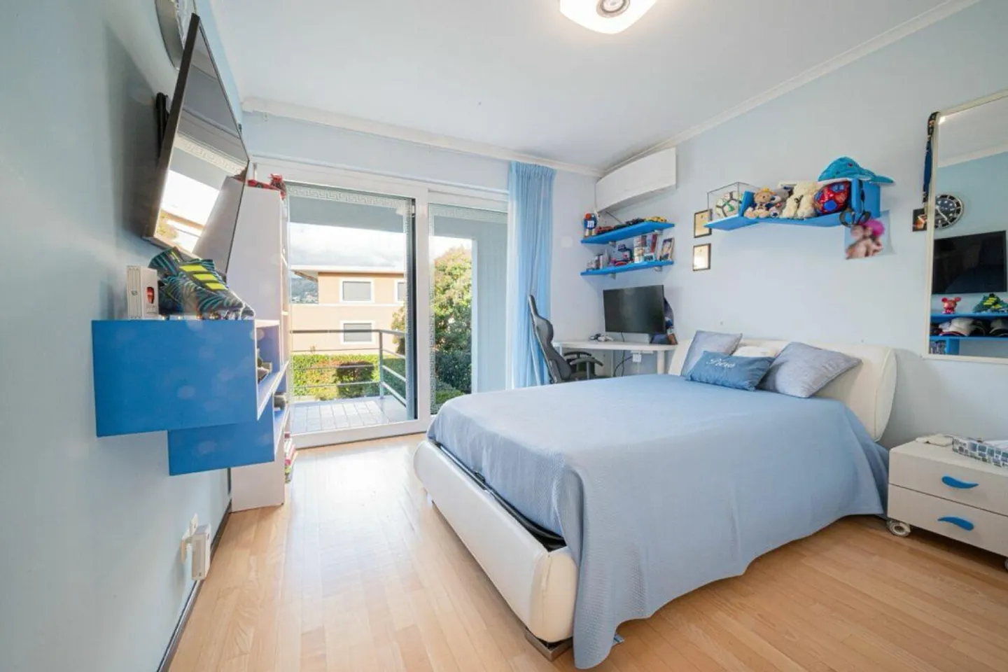 Elegant Duplex with Private Garden - Photo 6 of 11