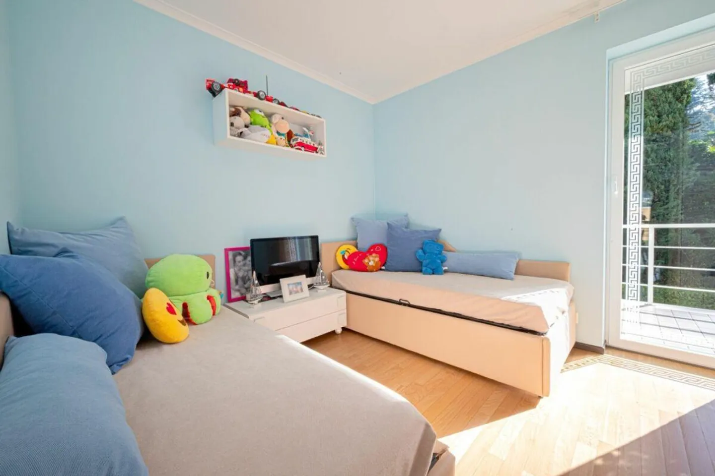 Elegant Duplex with Private Garden - Photo 7 of 11