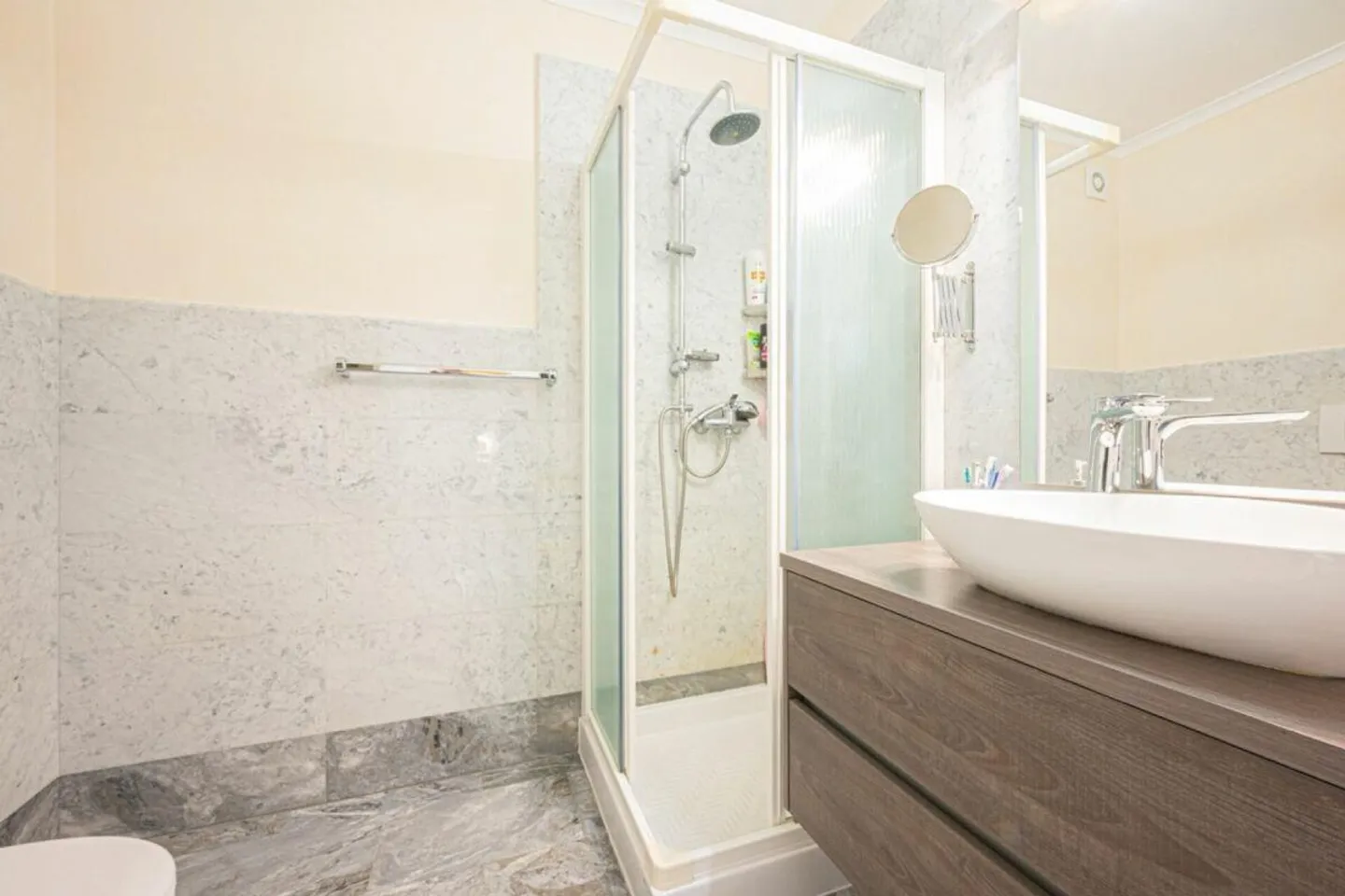 Elegant Duplex with Private Garden - Photo 9 of 11