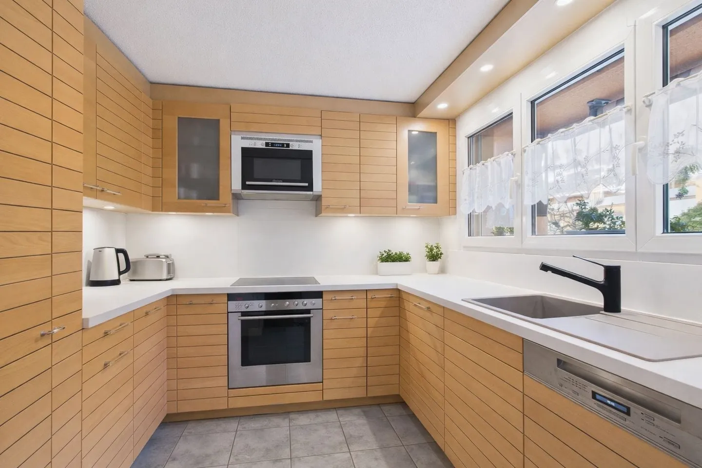 Charming Family Home in Bonstetten - Photo 3 of 7