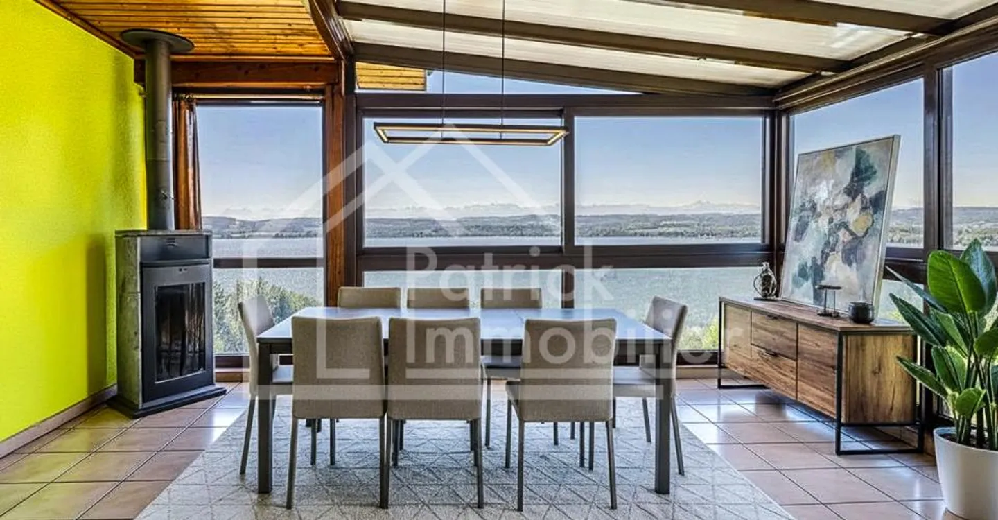Charming Townhouse with Lake View - Photo 7 of 13