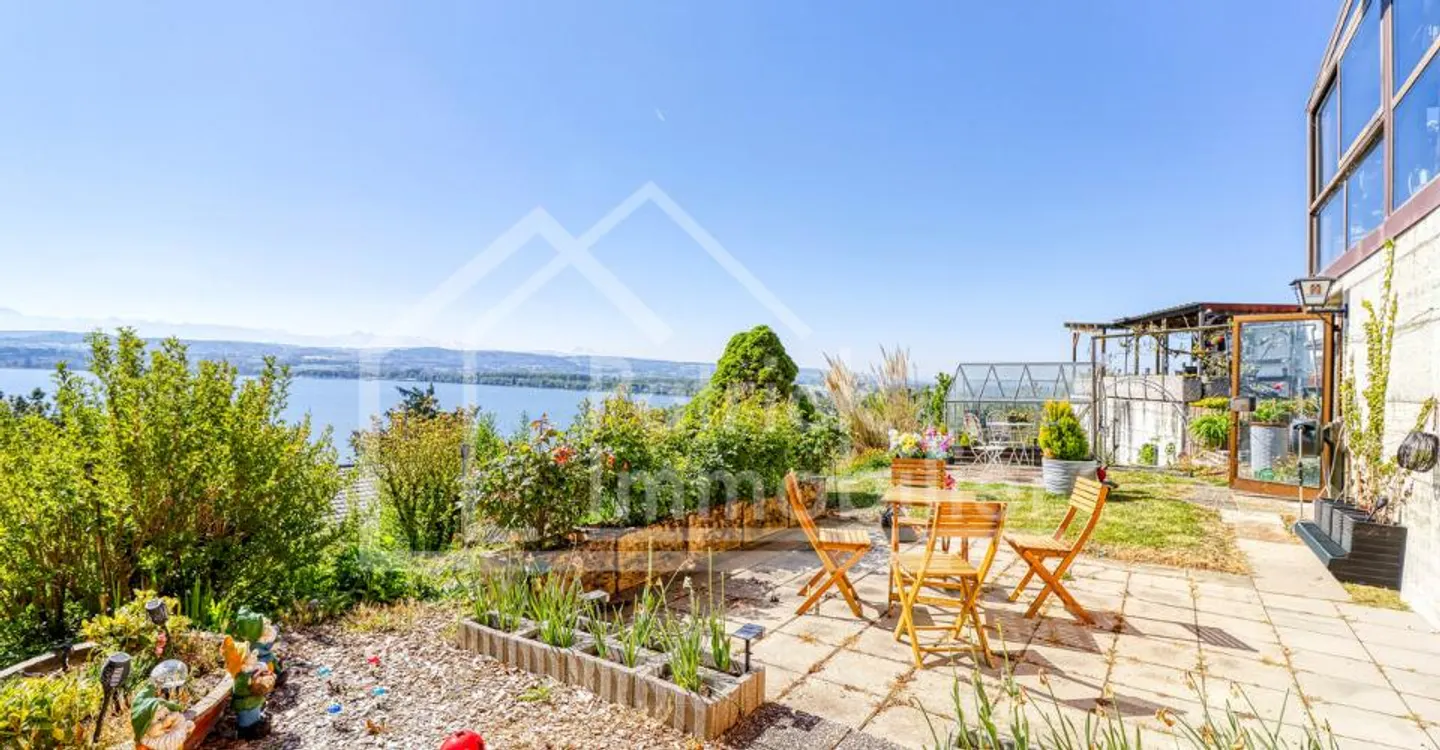 Charming Townhouse with Lake View - Photo 12 of 13