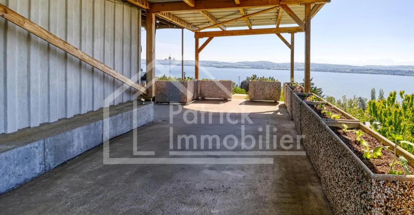 Charming Townhouse with Lake View - Photo 13 of 13