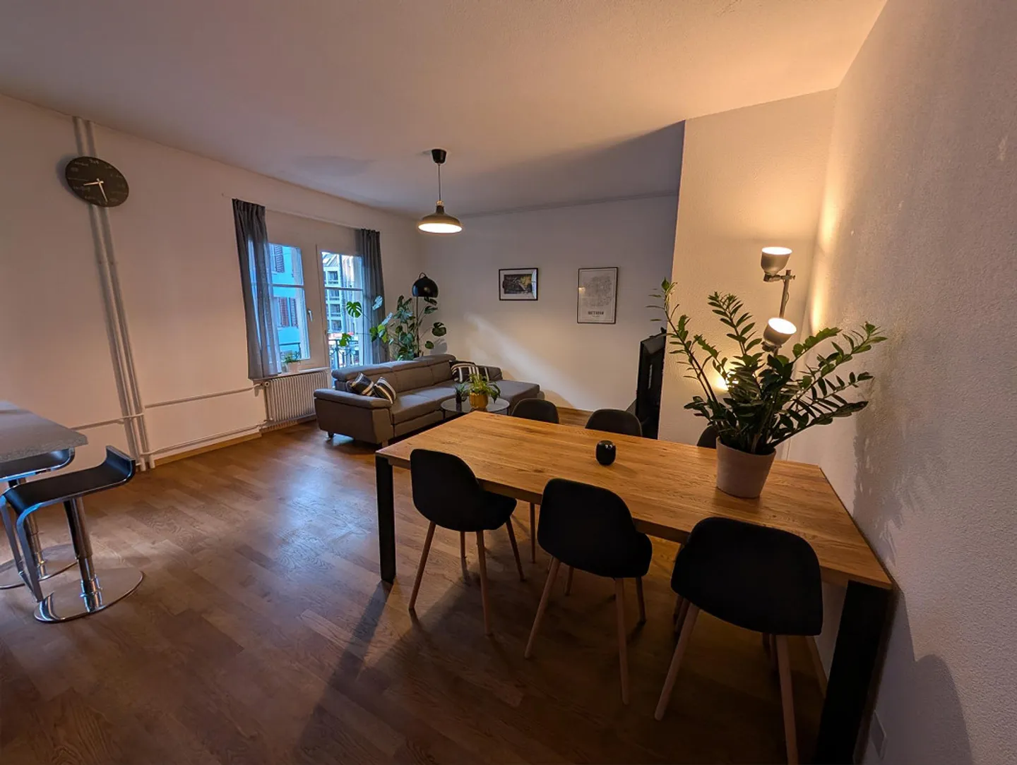 Camera WG luminosa in un appartamento centrale di 3,5 stanze nel quartiere 4 - Foto 3 di 8