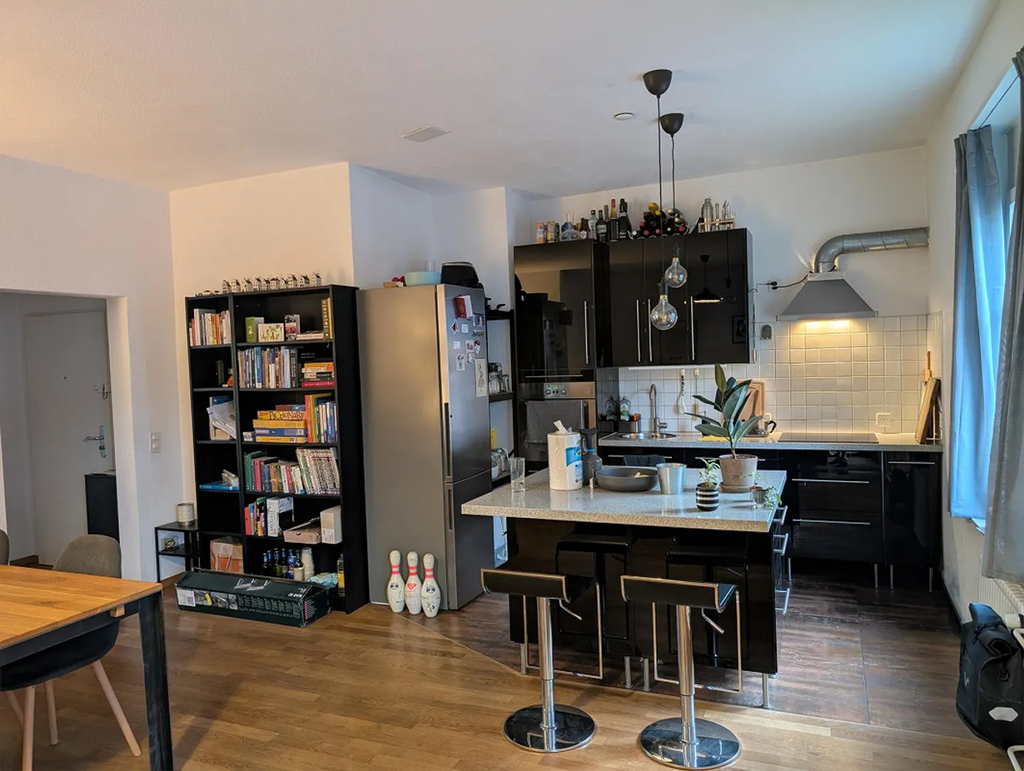 Camera WG luminosa in un appartamento centrale di 3,5 stanze nel quartiere 4 - Foto 4 di 8
