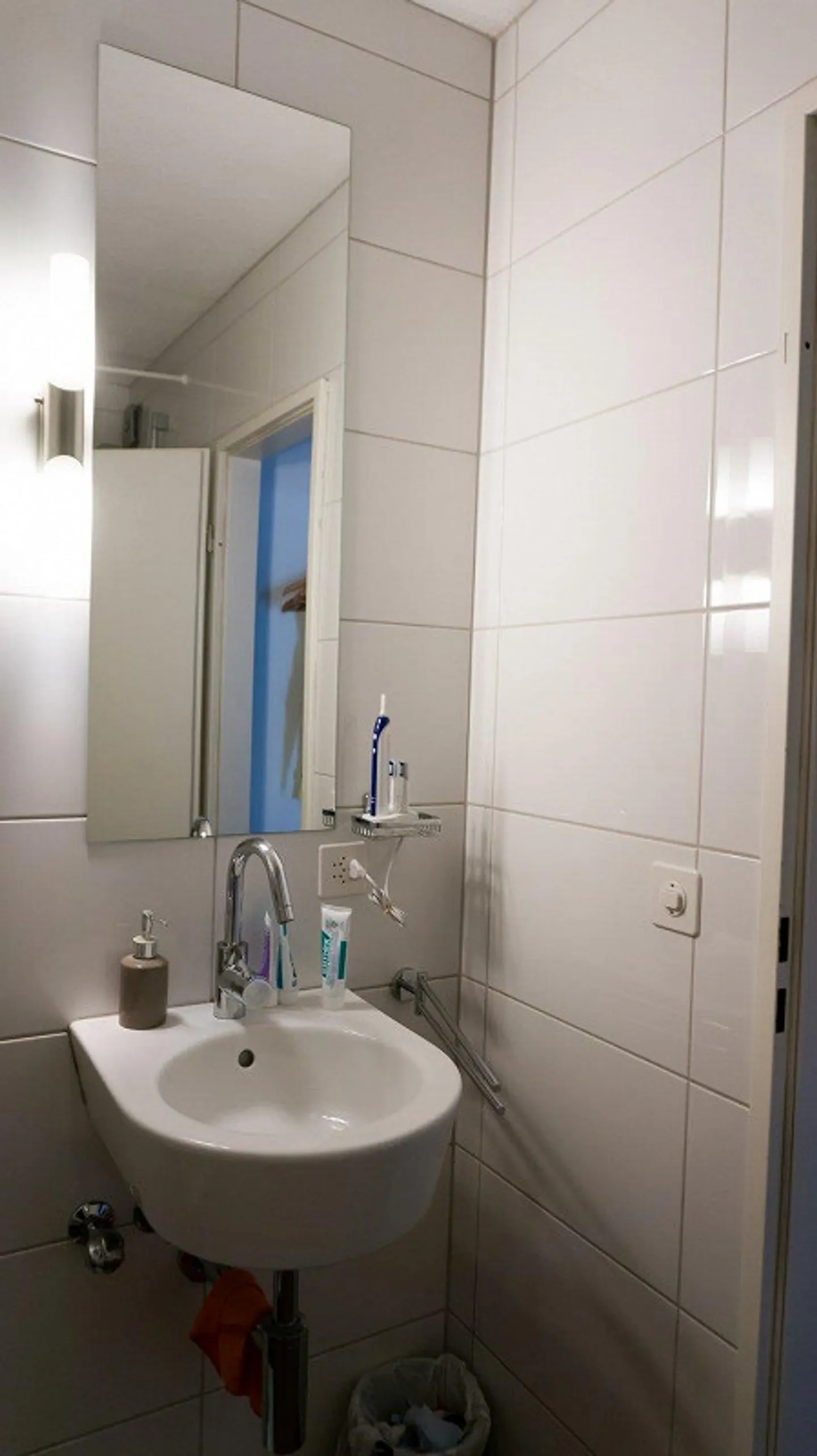Camera WG luminosa in un appartamento centrale di 3,5 stanze nel quartiere 4 - Foto 7 di 8