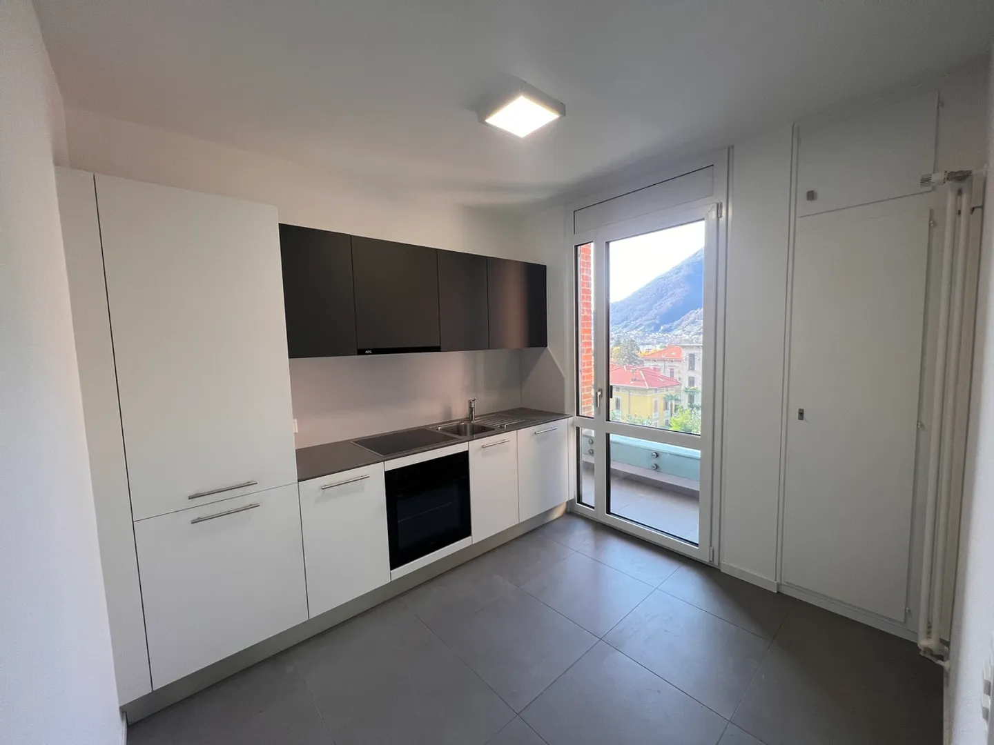 À LOUER LUMINEUX 2.5 PIÈCES DANS UN IMMEUBLE RÉCEMMENT RÉNOVÉ - Photo 2 sur 10