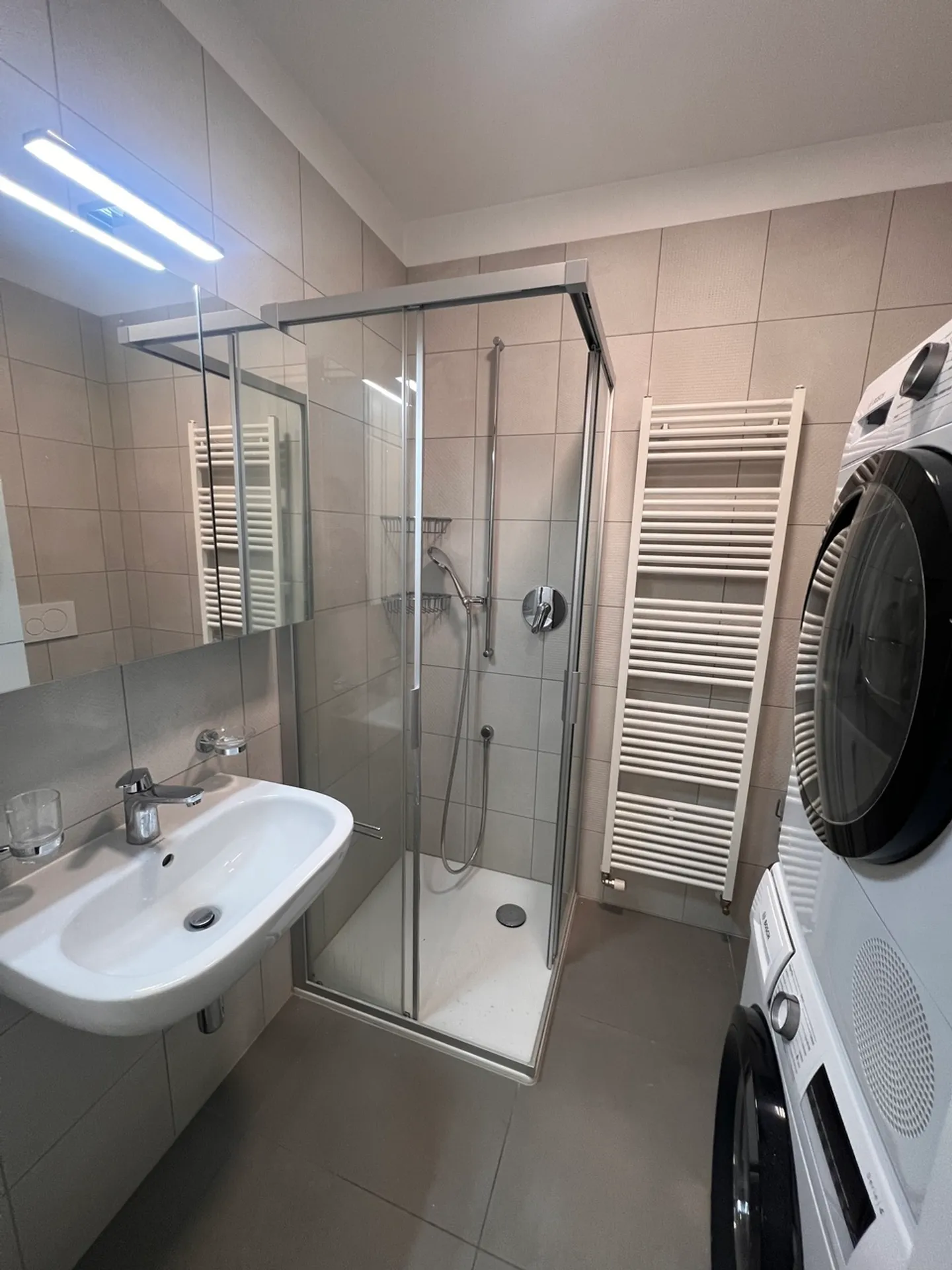 À LOUER LUMINEUX 2.5 PIÈCES DANS UN IMMEUBLE RÉCEMMENT RÉNOVÉ - Photo 7 sur 10