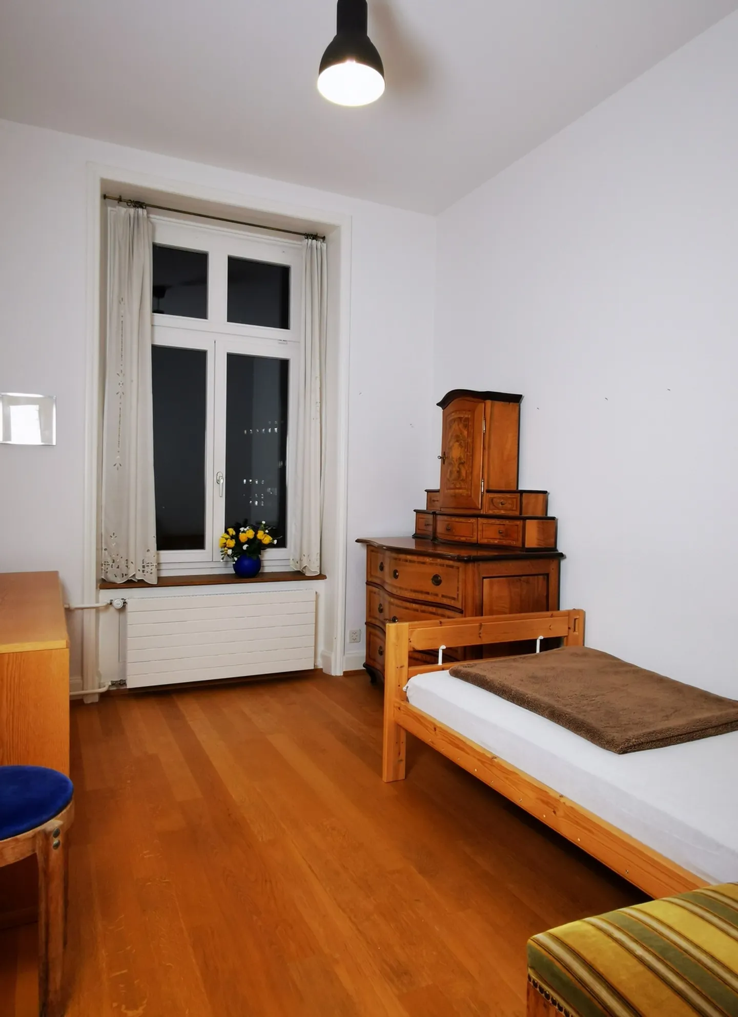 Stylish Apartment with Garden - Photo 4 of 10