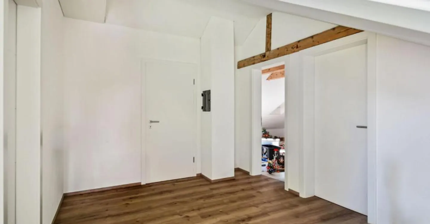 Sonvilier, magnifique maison de 5.5 pièces rénovée - Foto 8 von 12