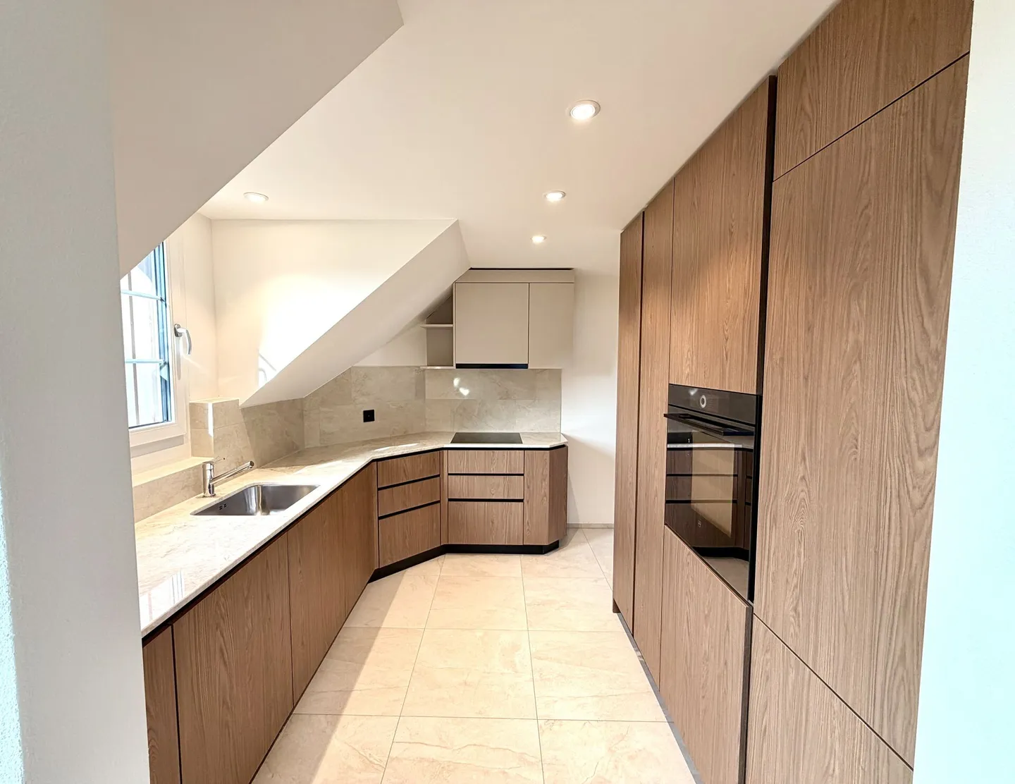 Appartamento 4.5 stanze come nuovo completamente ristrutturato! - Foto 3 di 12