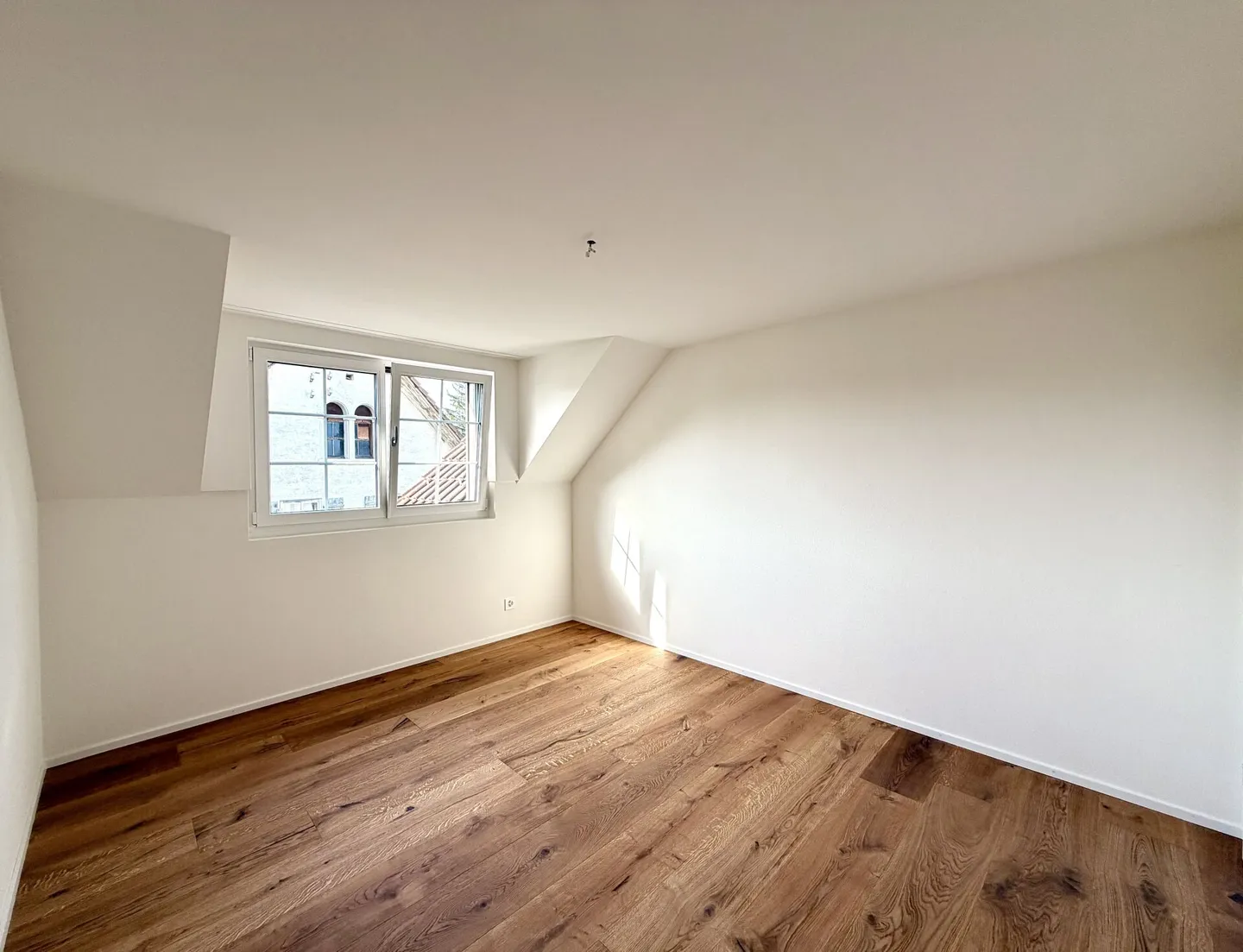 Appartamento 4.5 stanze come nuovo completamente ristrutturato! - Foto 4 di 12