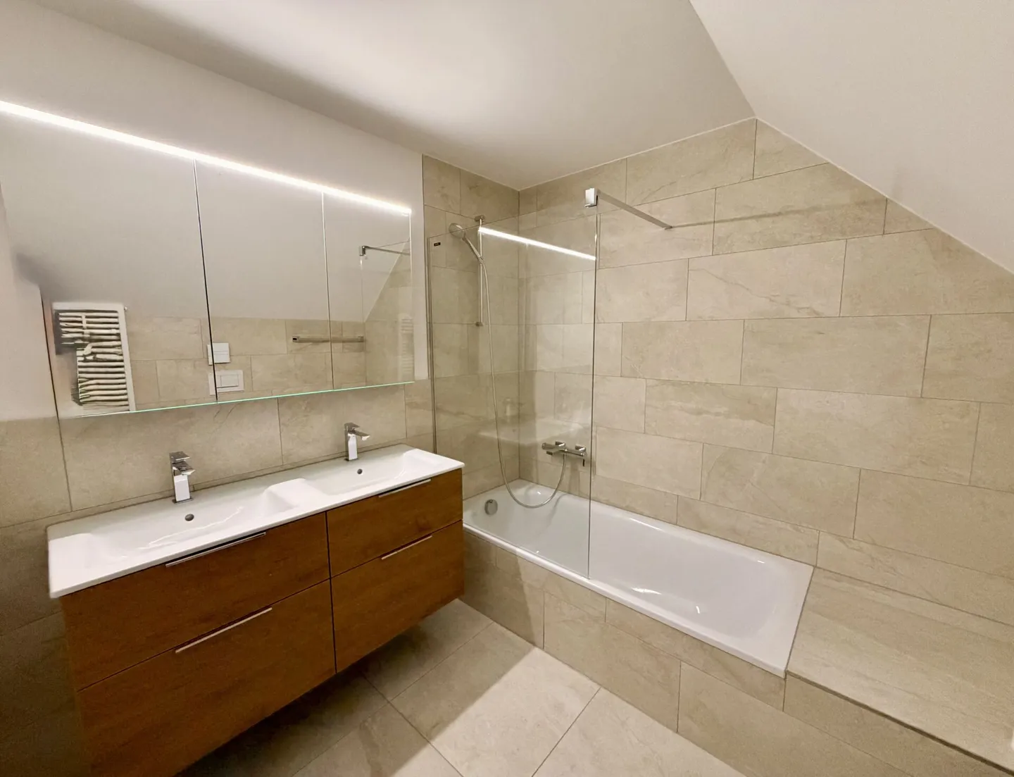 Appartamento 4.5 stanze come nuovo completamente ristrutturato! - Foto 10 di 12