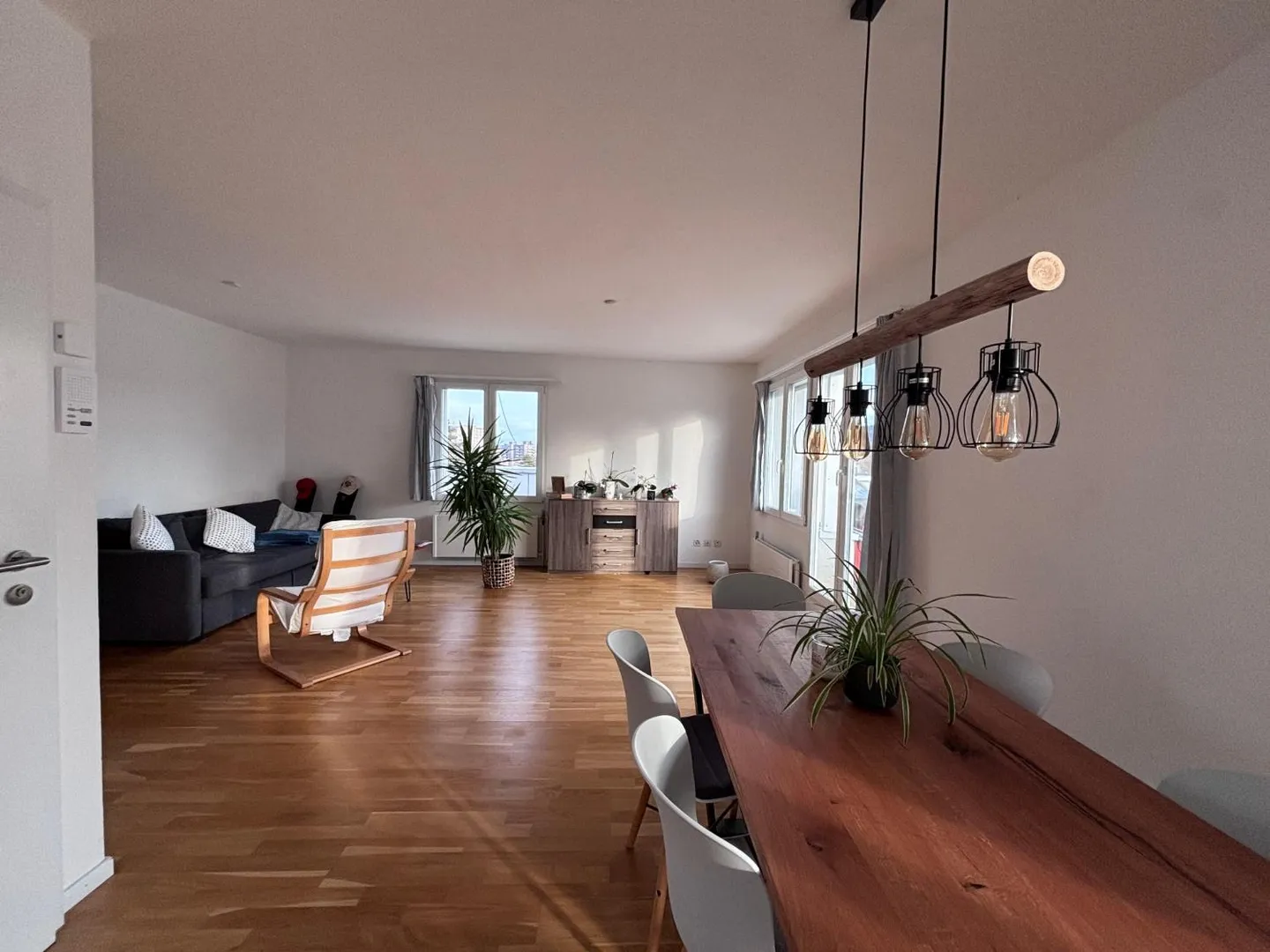 Bright 2.5-room attic apartment for rent - Photo 2 of 8