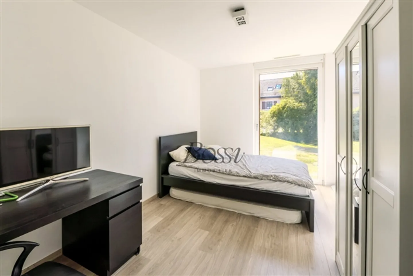 Comfort and Serenity 5-Room Apartment with Private Garden - Photo 7 of 11