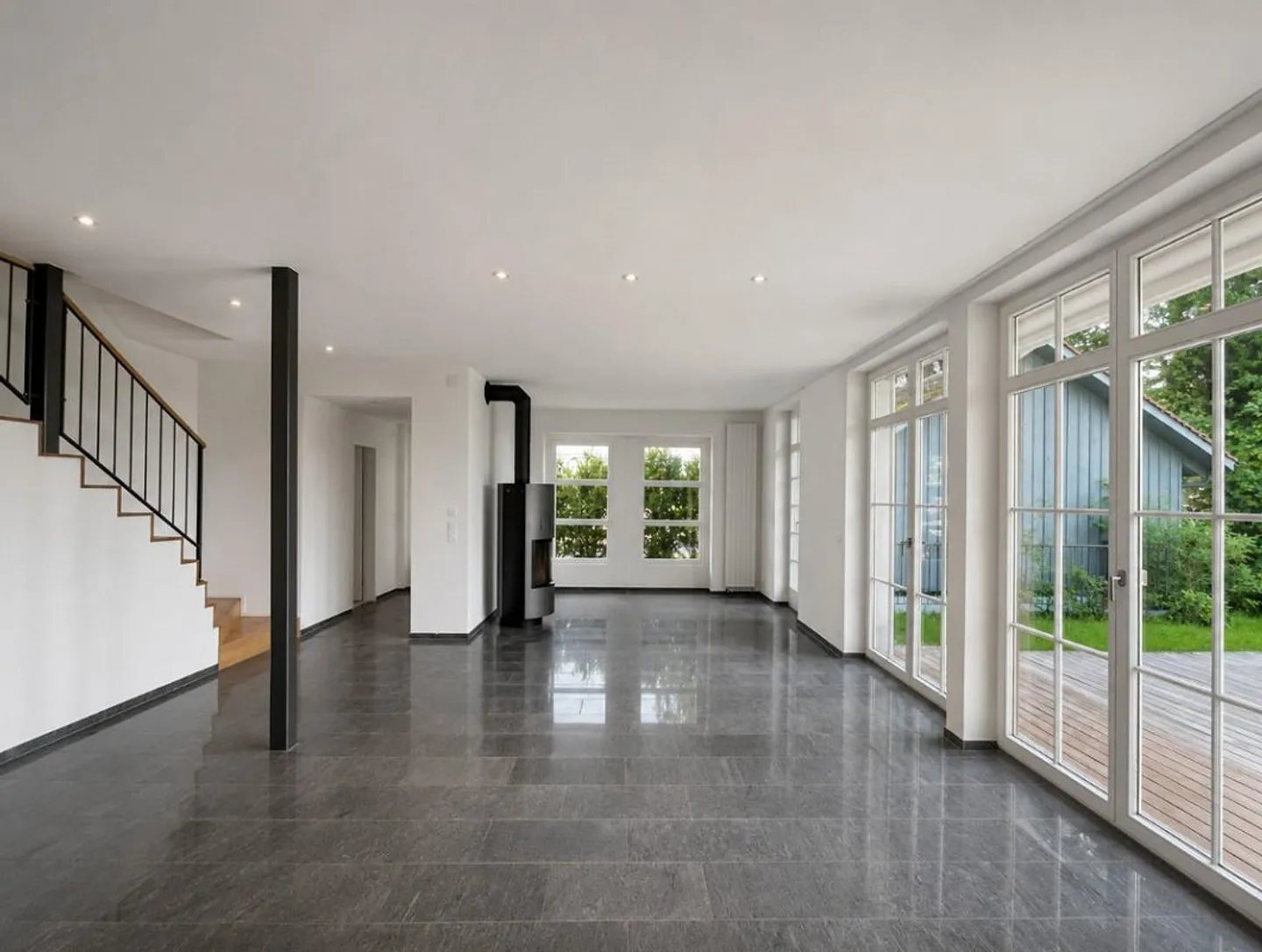 The Charming Villa to Arrive – with a Separate Apartment in a Quiet Location - Photo 2 of 11