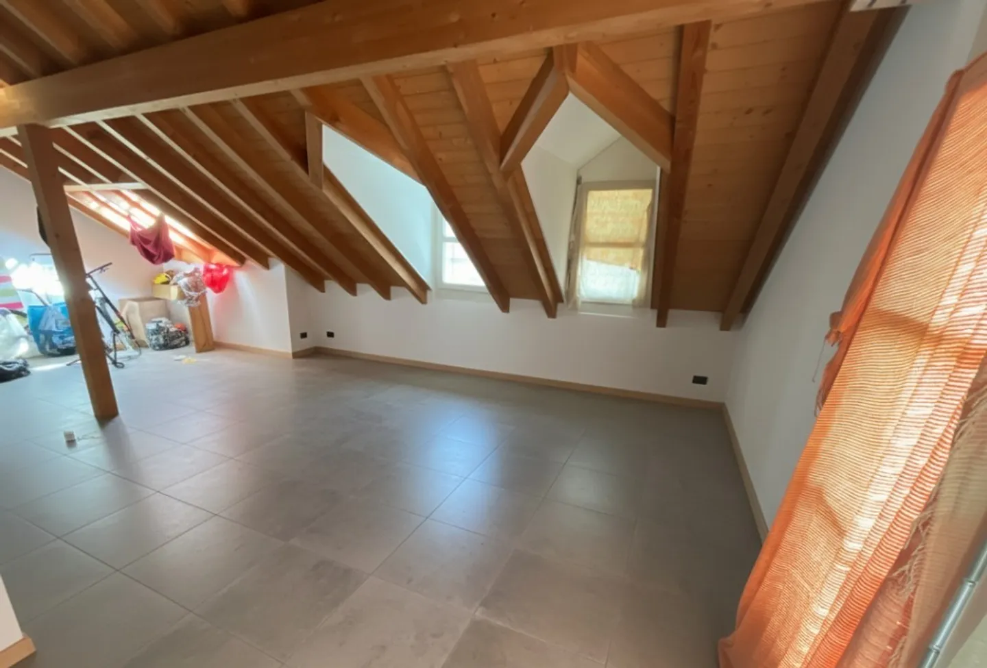 Appartamento mansardato affascinante con nuova cucina - Foto 5 di 10