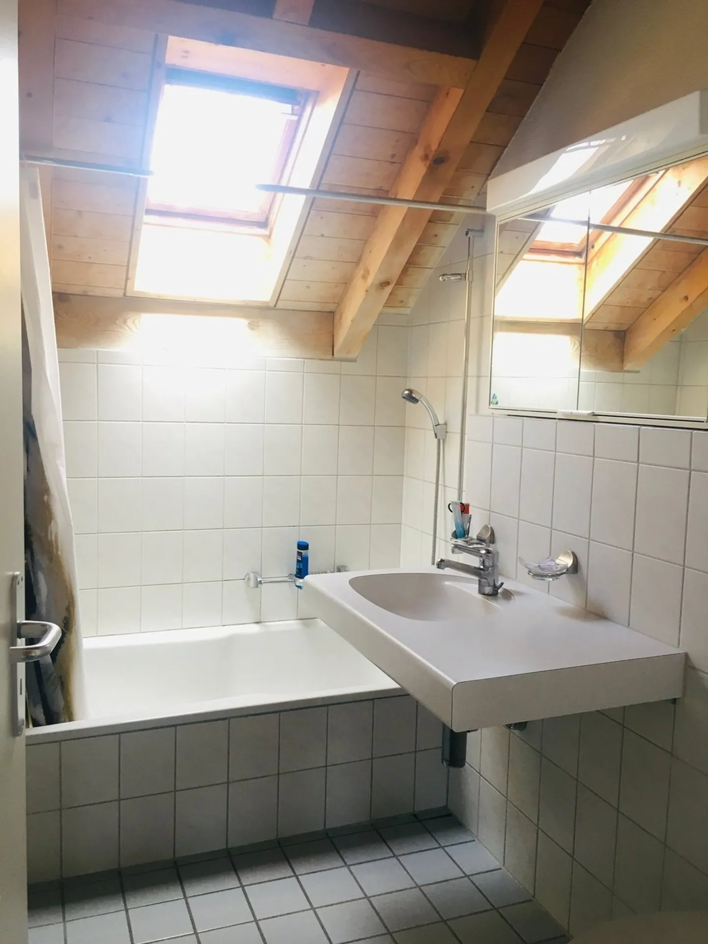 Appartamento mansardato affascinante con nuova cucina - Foto 8 di 10