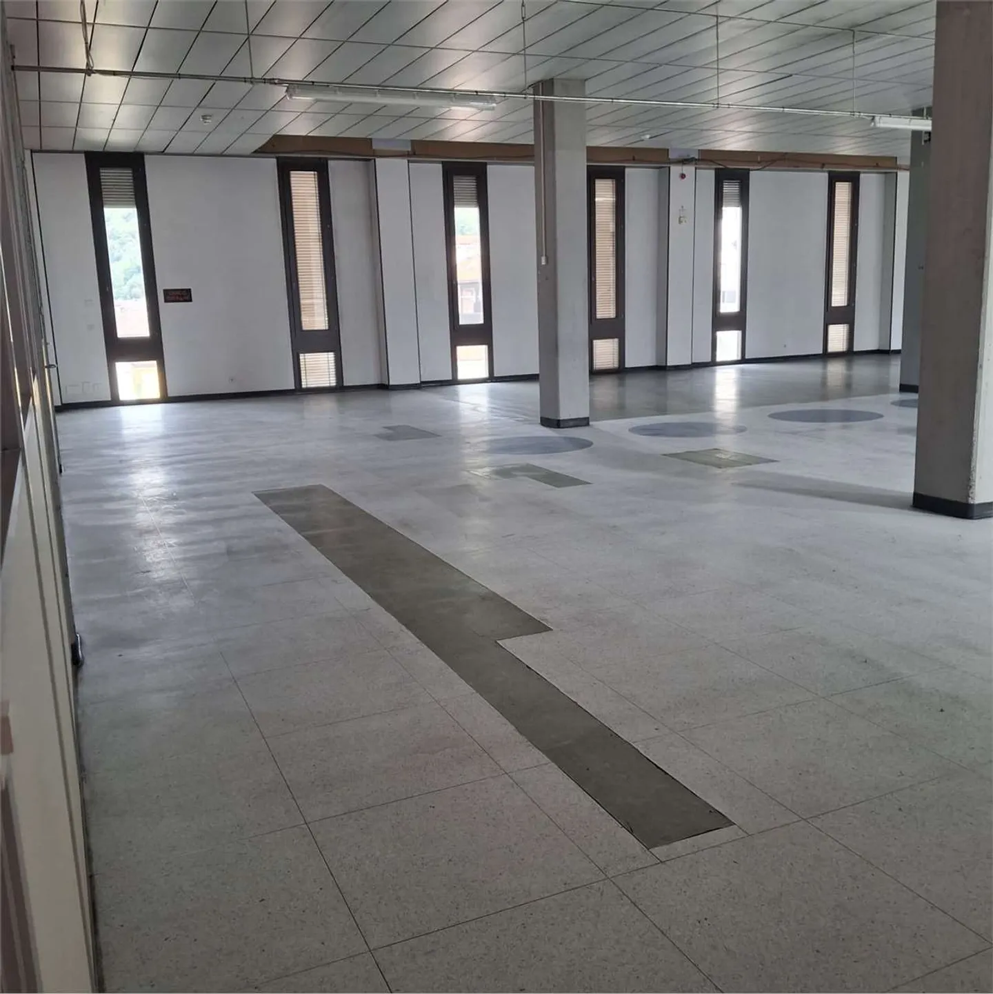 Verkauf von großen, renovierten Gewerbeflächen - Bellinzona Zentrum - Foto 2 di 4