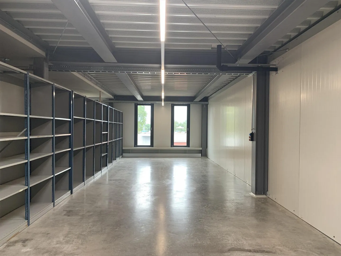 Moderne Lagerfläche - Foto 1 von 8