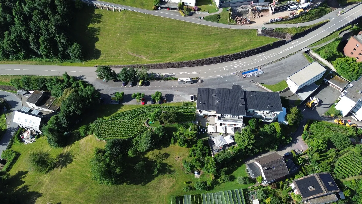 Hotel & Ristorante con Appartamenti, Vigneto e Terreno Edificabile in Posizione Premium sul Lago Walensee - Foto 3 di 30