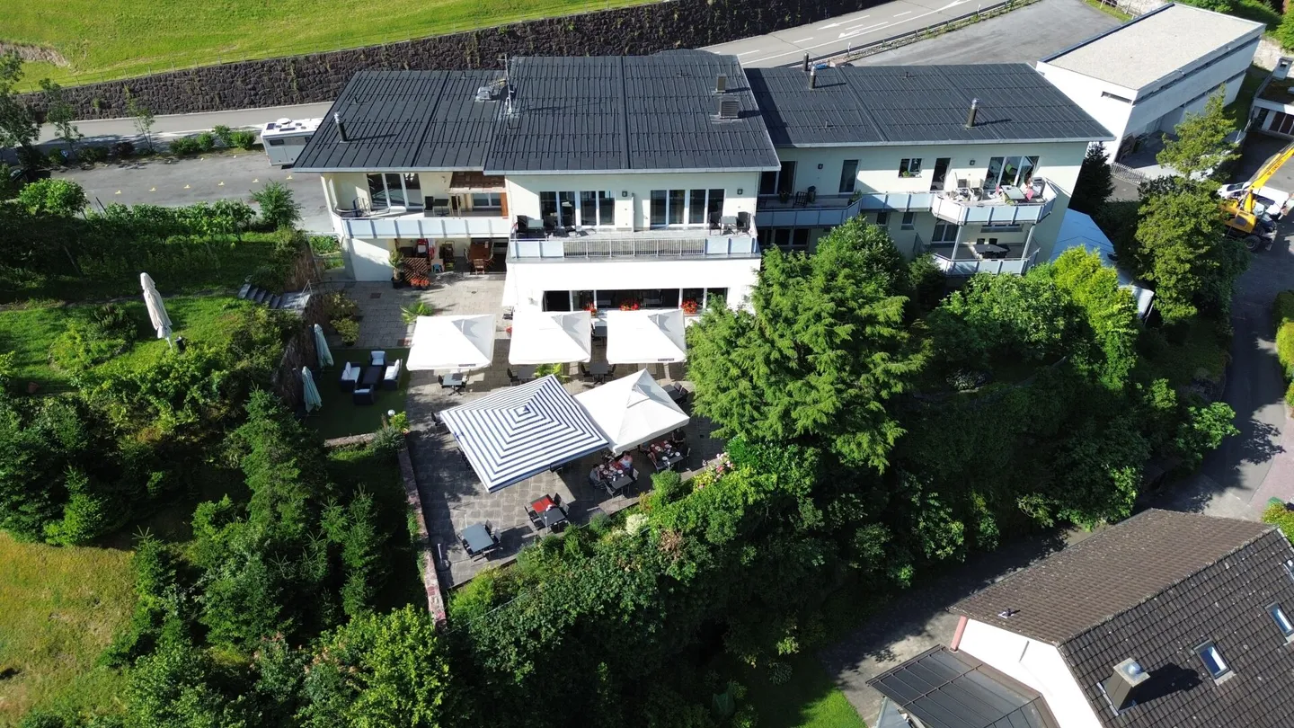 Hotel & Ristorante con Appartamenti, Vigneto e Terreno Edificabile in Posizione Premium sul Lago Walensee - Foto 4 di 30