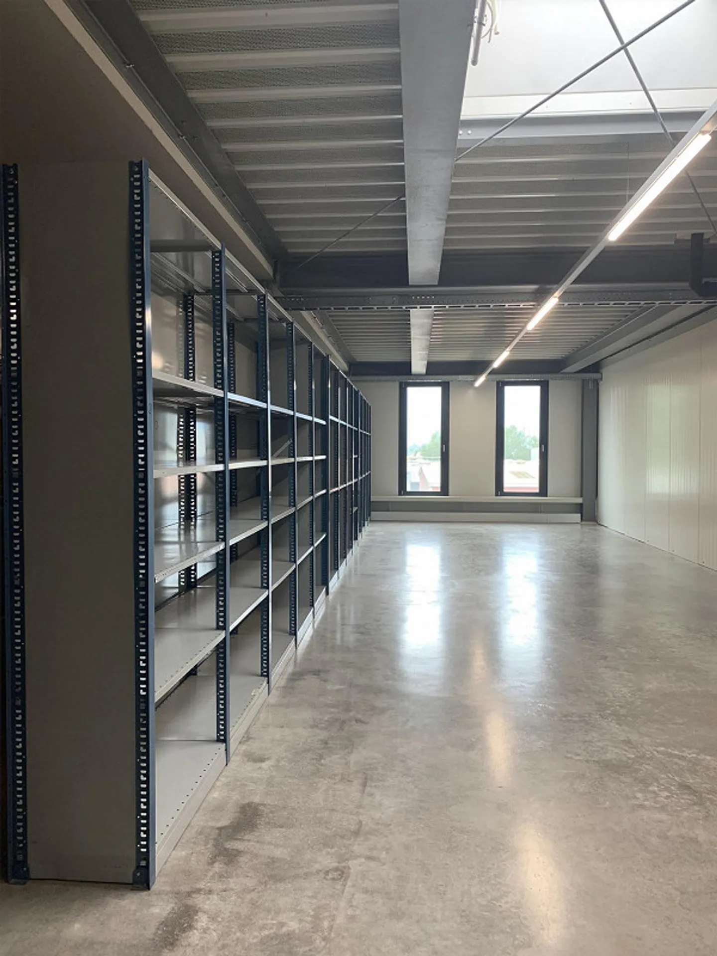 Moderne Lagerfläche - Foto 2 von 8