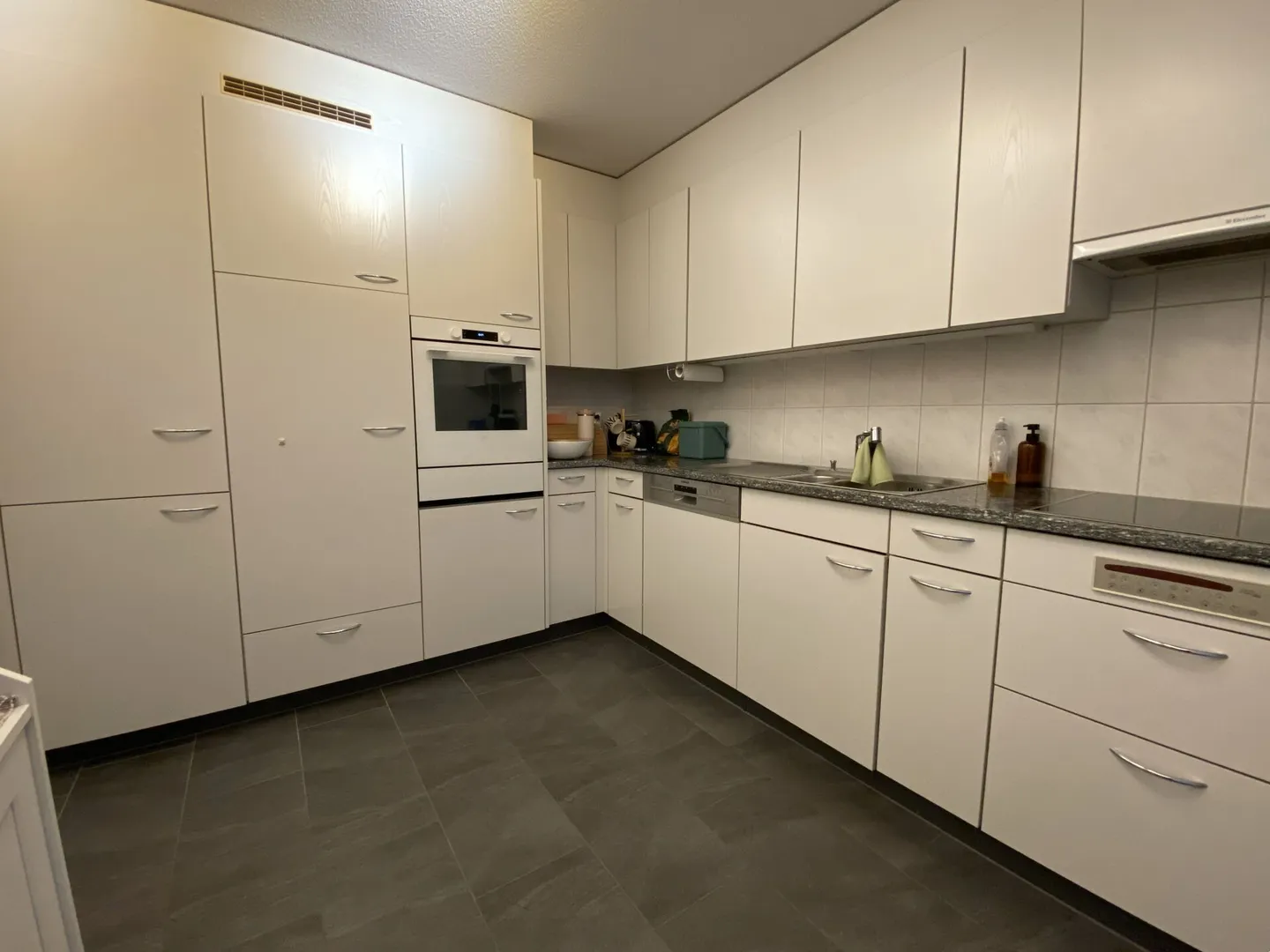 Appartement moderne, lumineux et attrayant de 3,5 pièces au centre de Fislisbach - Photo 4 sur 10
