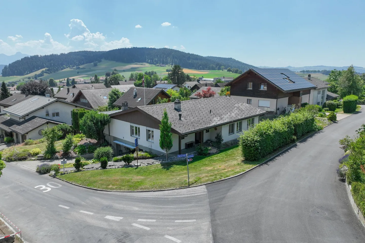 Charmantes Familienhaus mit Pool - Foto 3 von 16