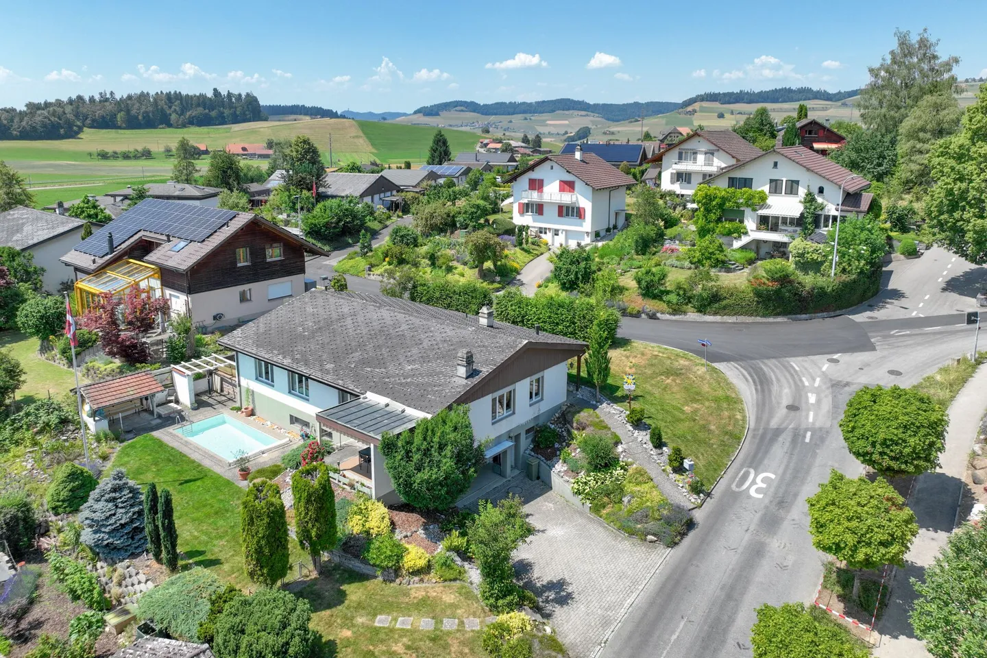 Charmantes Familienhaus mit Pool - Foto 1 von 16