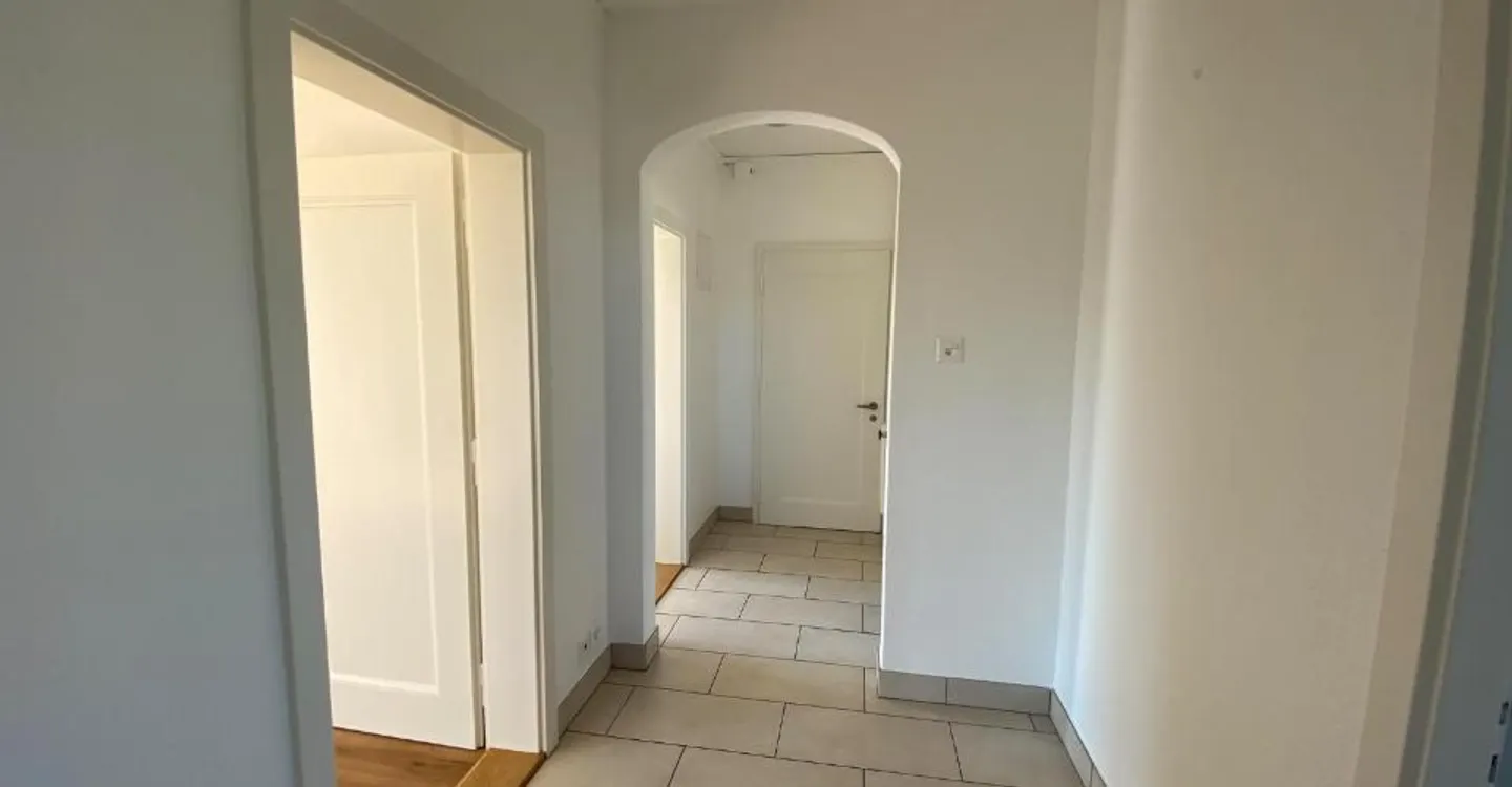 Renovated 3-room apartment on the 1st floor - Photo 2 of 7