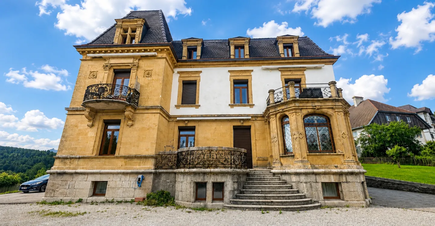 All'ultimo piano di un manor con giardino - Foto 1 di 6