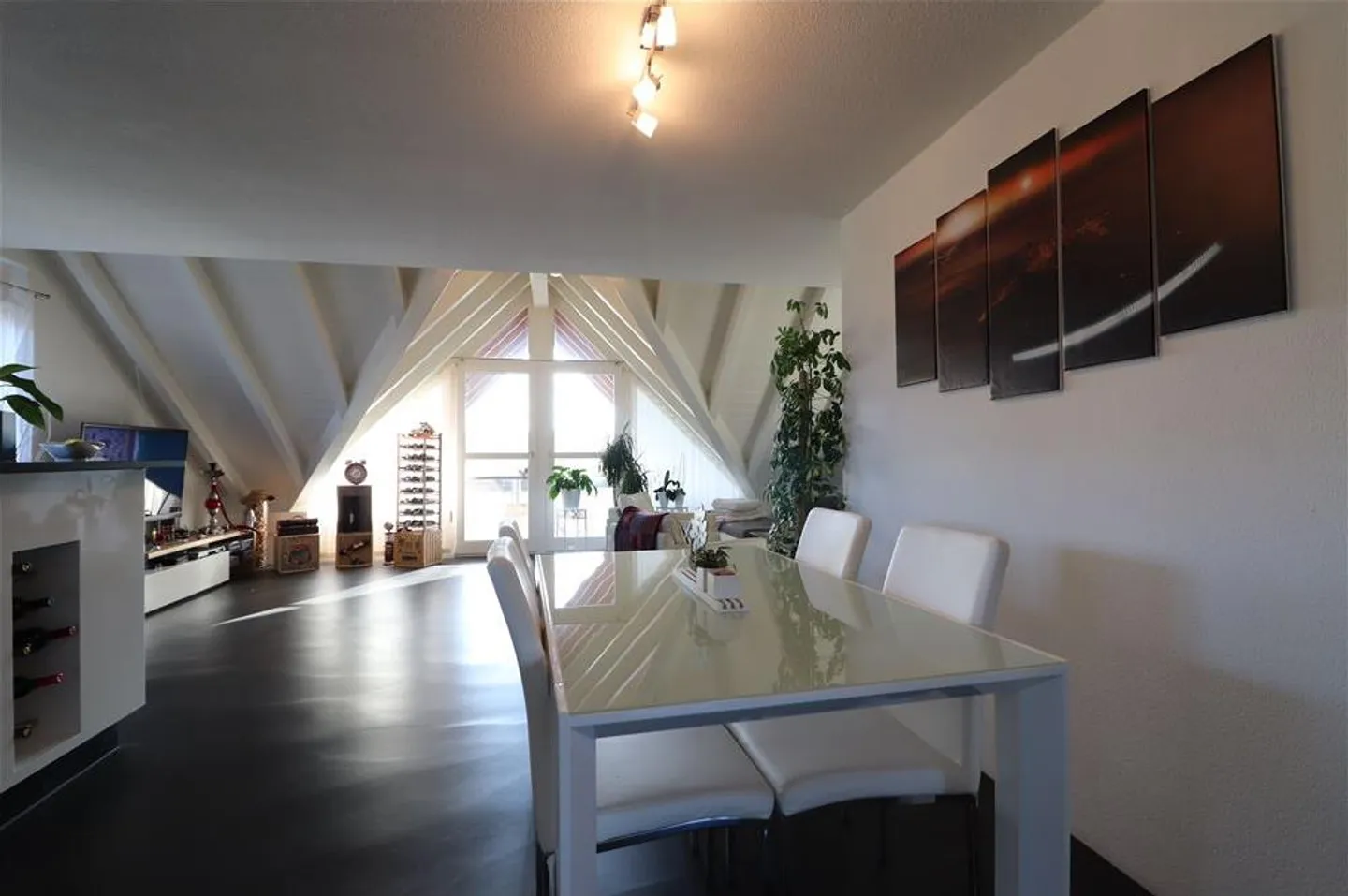 Spacious 4.5-room apartment with high-quality fireplace, open living concept and loggia - Photo 1 of 13